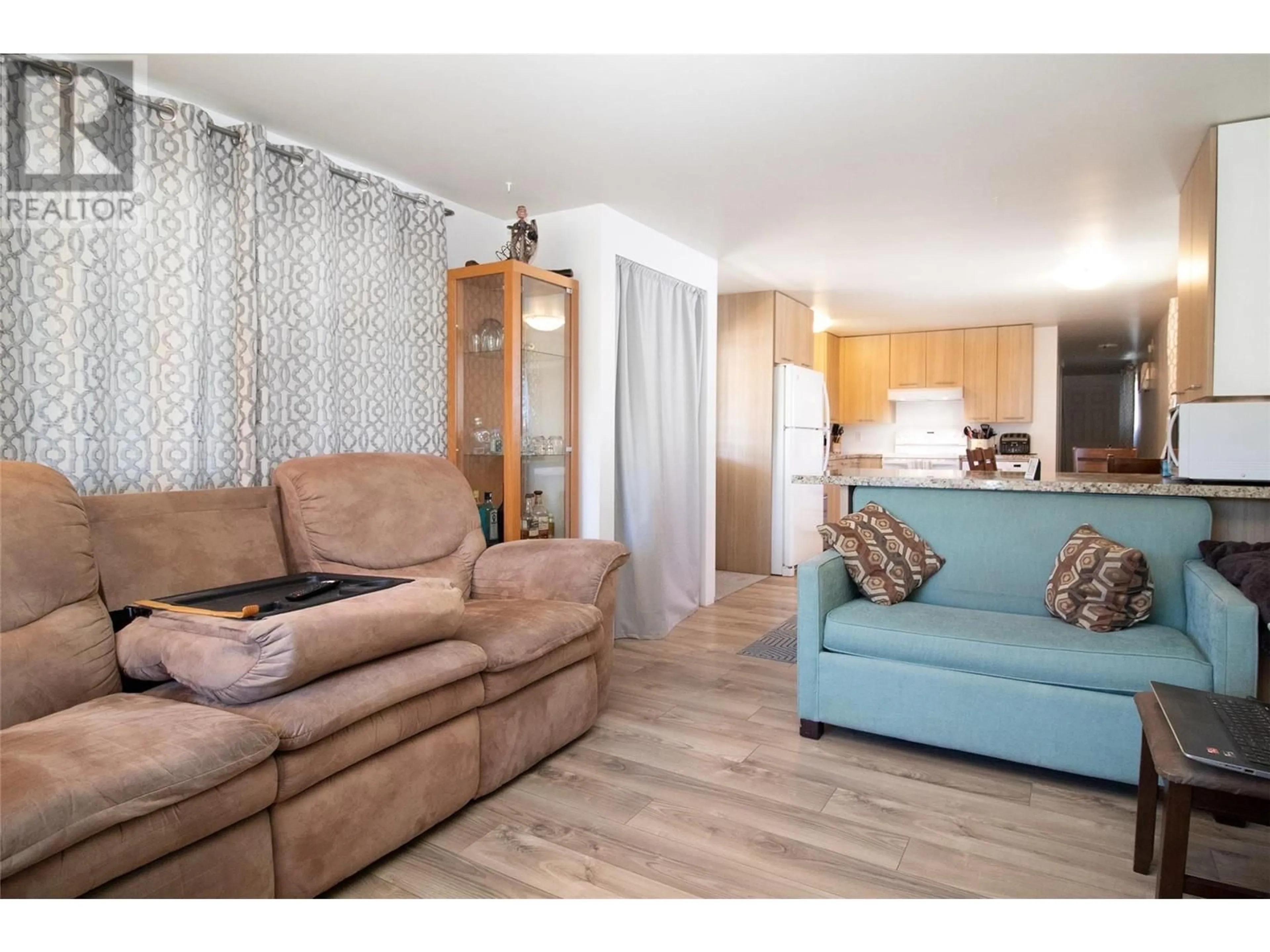 Living room with furniture, wood/laminate floor for 92 - 3745 LAKESHORE ROAD, Kelowna British Columbia V1W3K4