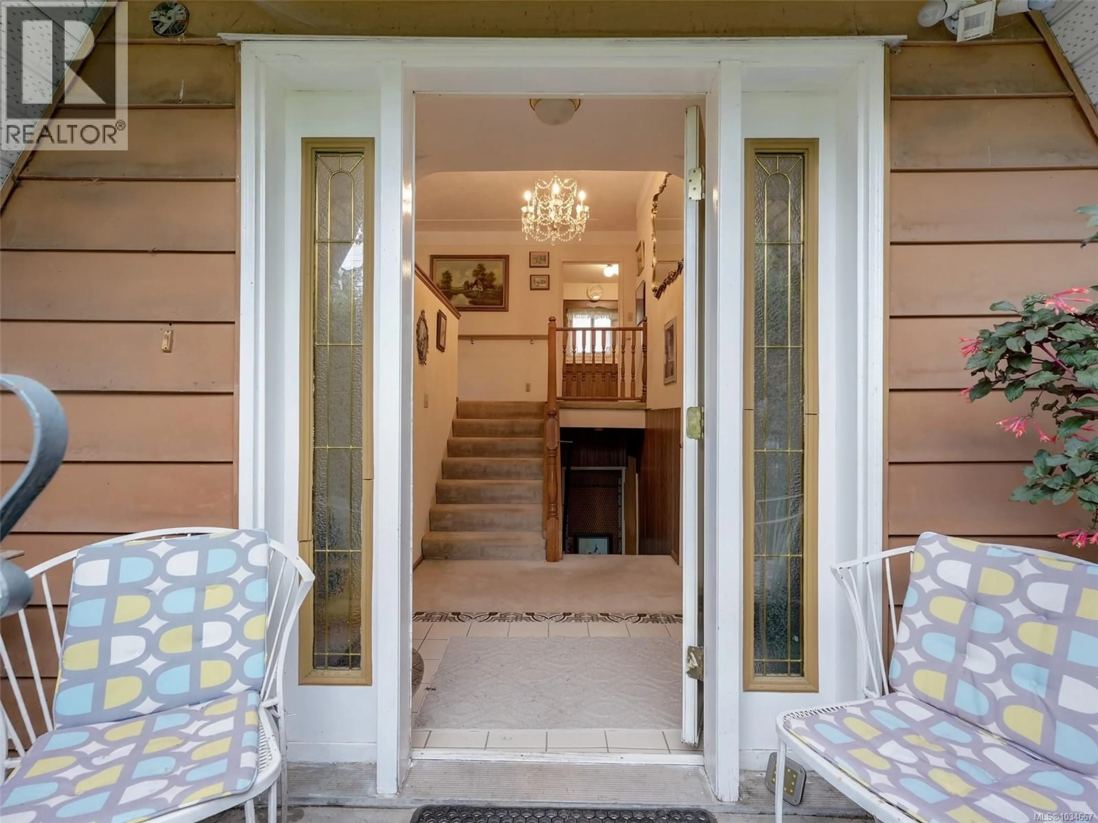 Indoor foyer for 4231 INTERURBAN ROAD, Saanich British Columbia V9E2C6
