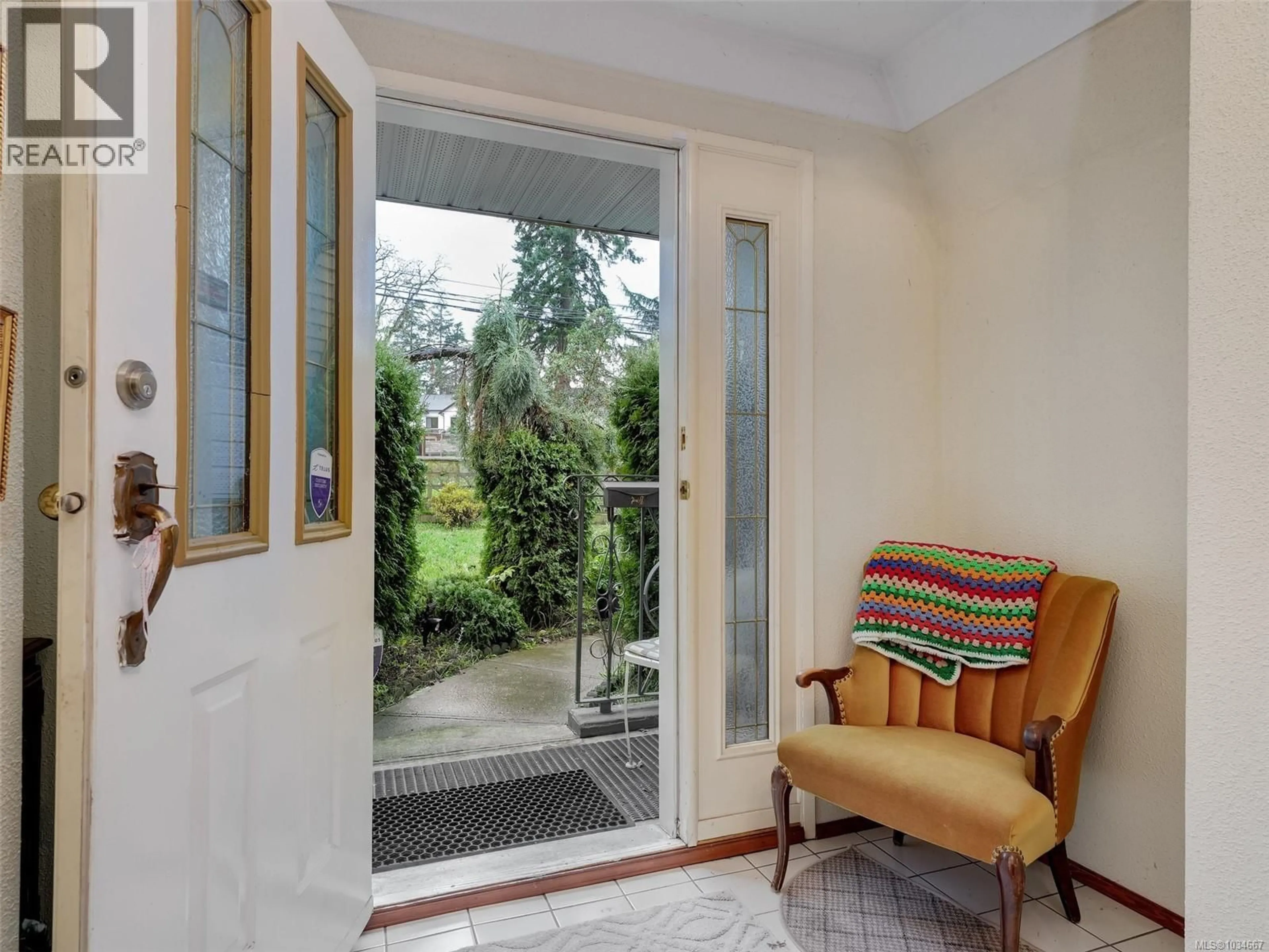 Indoor entryway for 4231 INTERURBAN ROAD, Saanich British Columbia V9E2C6