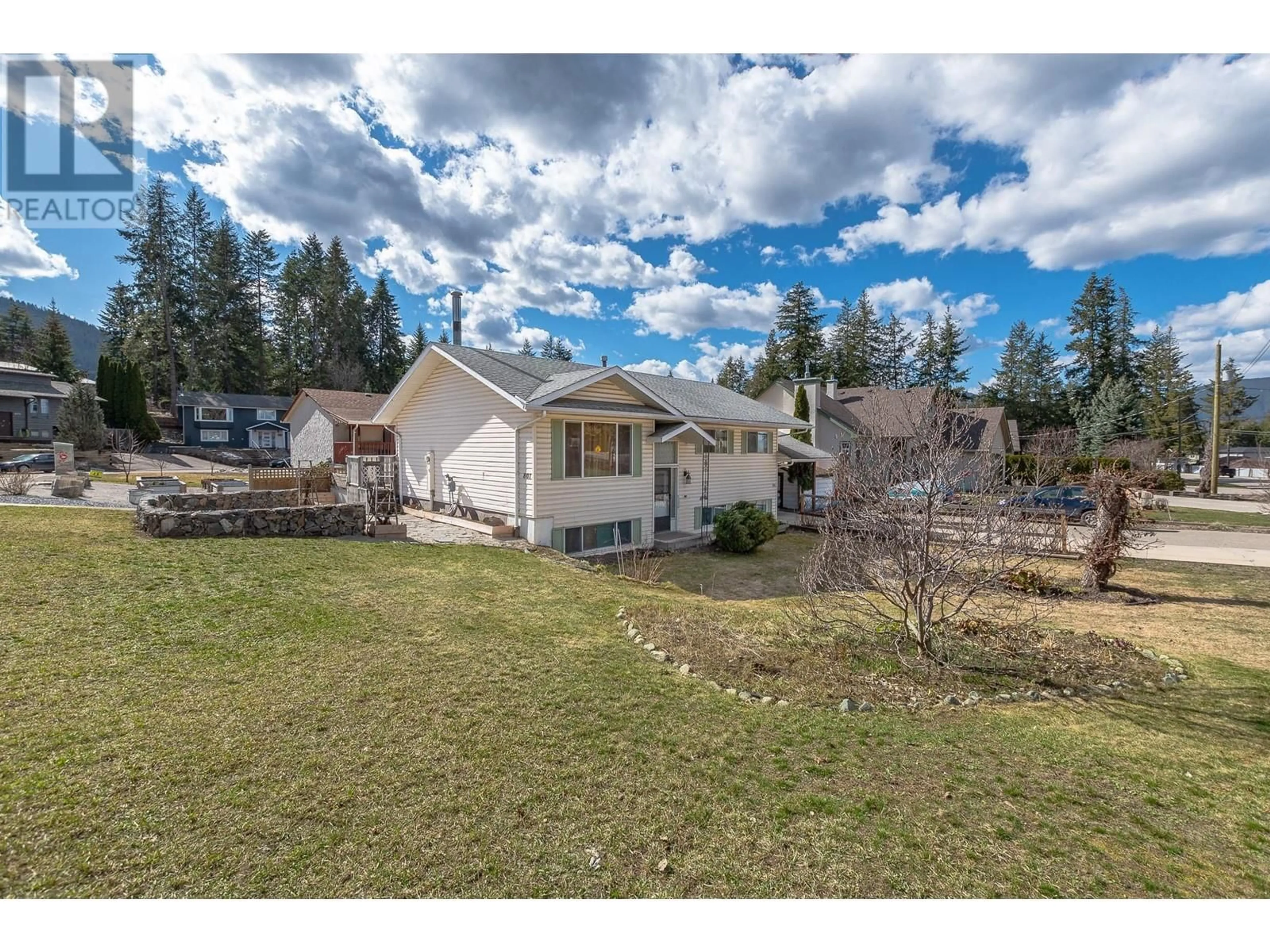 A pic from outside/outdoor area/front of a property/back of a property/a pic from drone, unknown for 801 26 STREET SOUTHEAST, Salmon Arm British Columbia V1E2H6