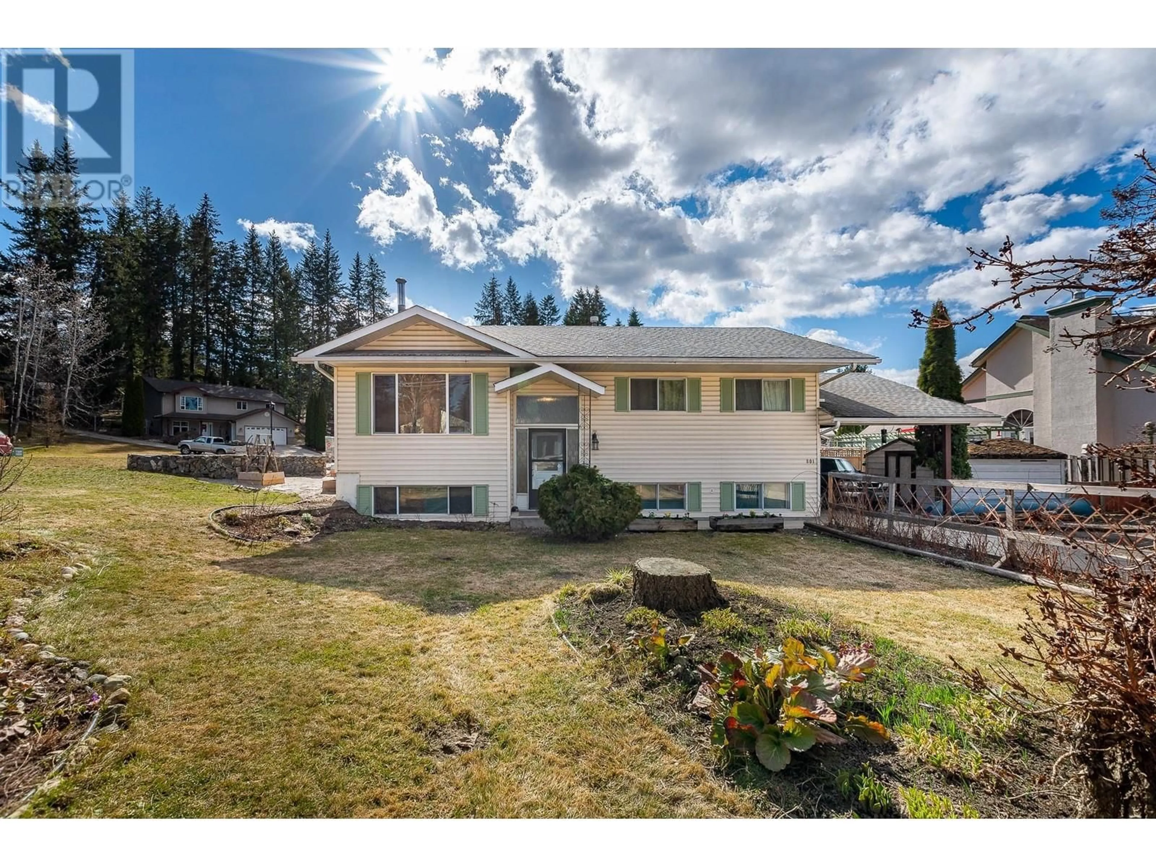 Home with vinyl exterior material, street for 801 26 STREET SOUTHEAST, Salmon Arm British Columbia V1E2H6