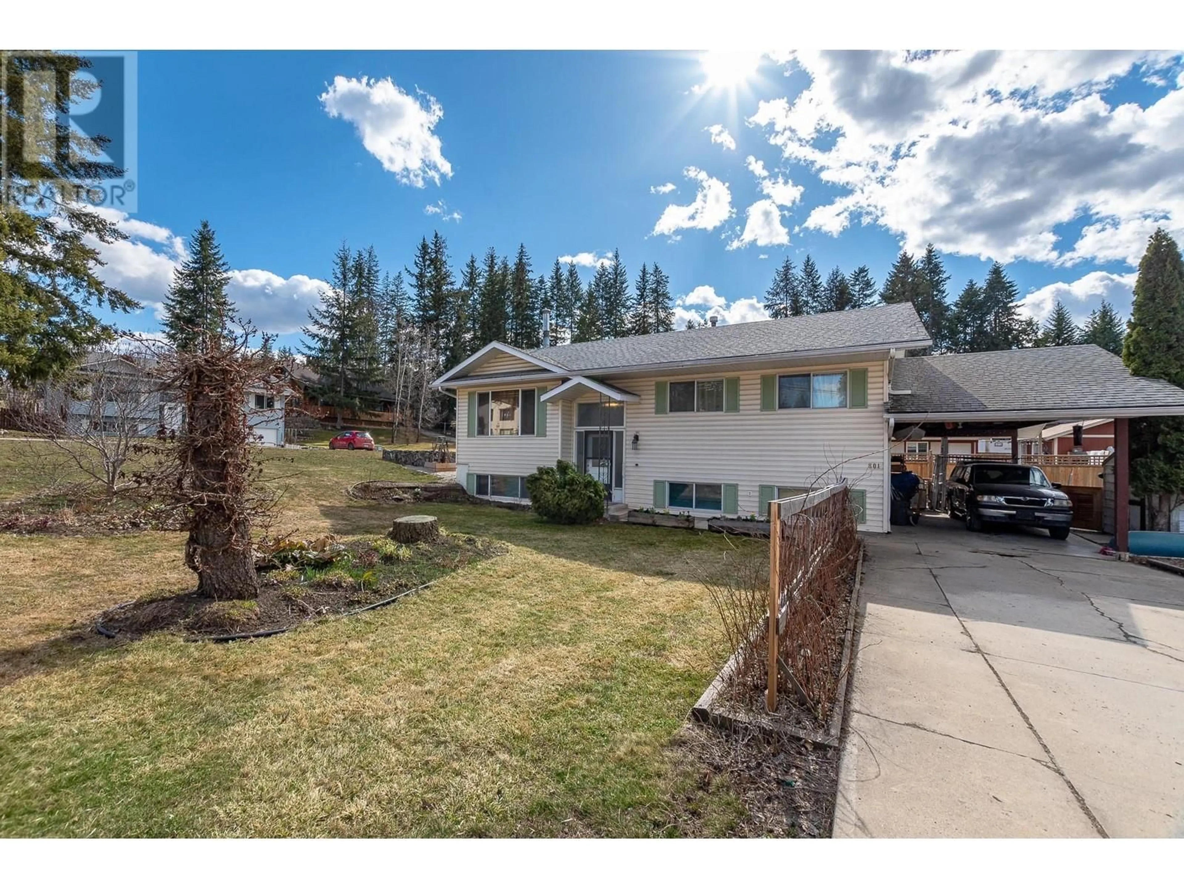 A pic from outside/outdoor area/front of a property/back of a property/a pic from drone, mountain view for 801 26 STREET SOUTHEAST, Salmon Arm British Columbia V1E2H6
