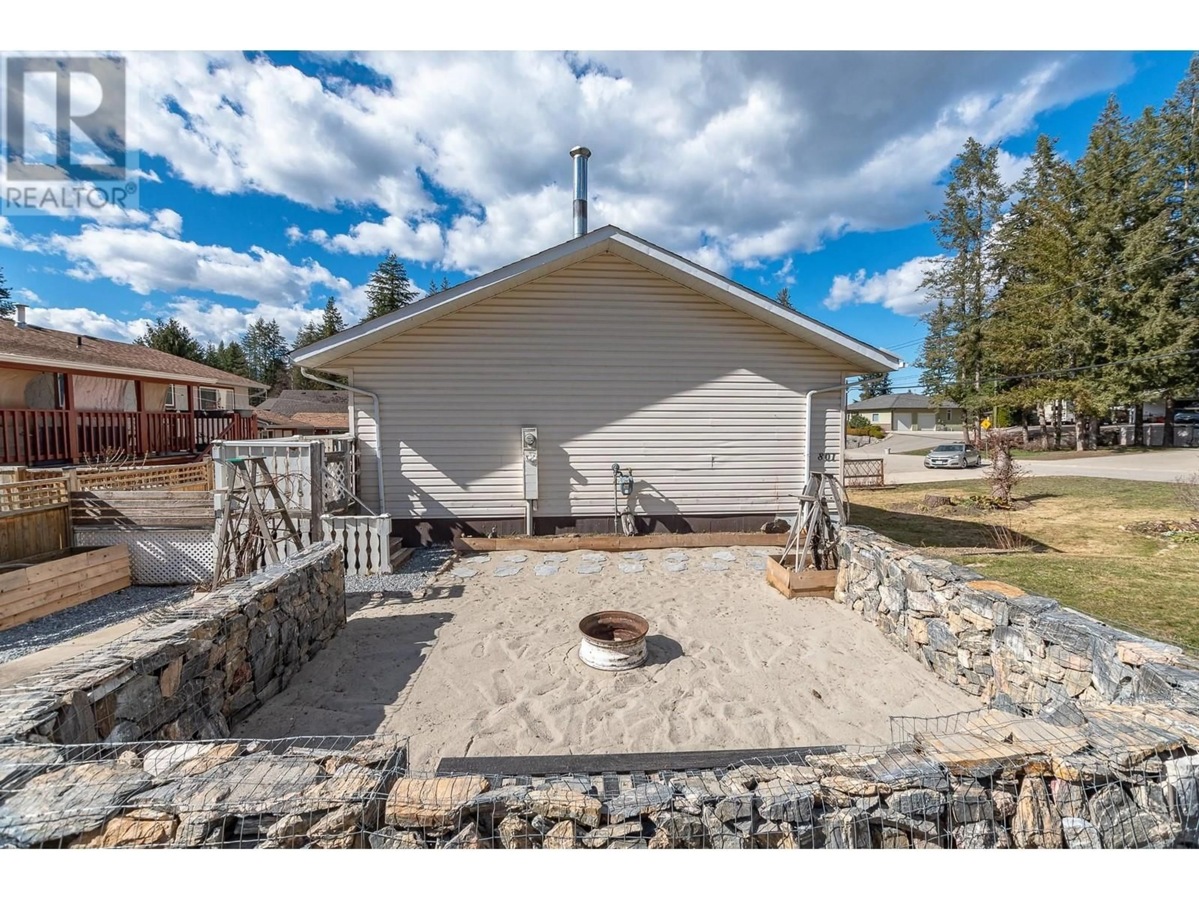 A pic from outside/outdoor area/front of a property/back of a property/a pic from drone, unknown for 801 26 STREET SOUTHEAST, Salmon Arm British Columbia V1E2H6