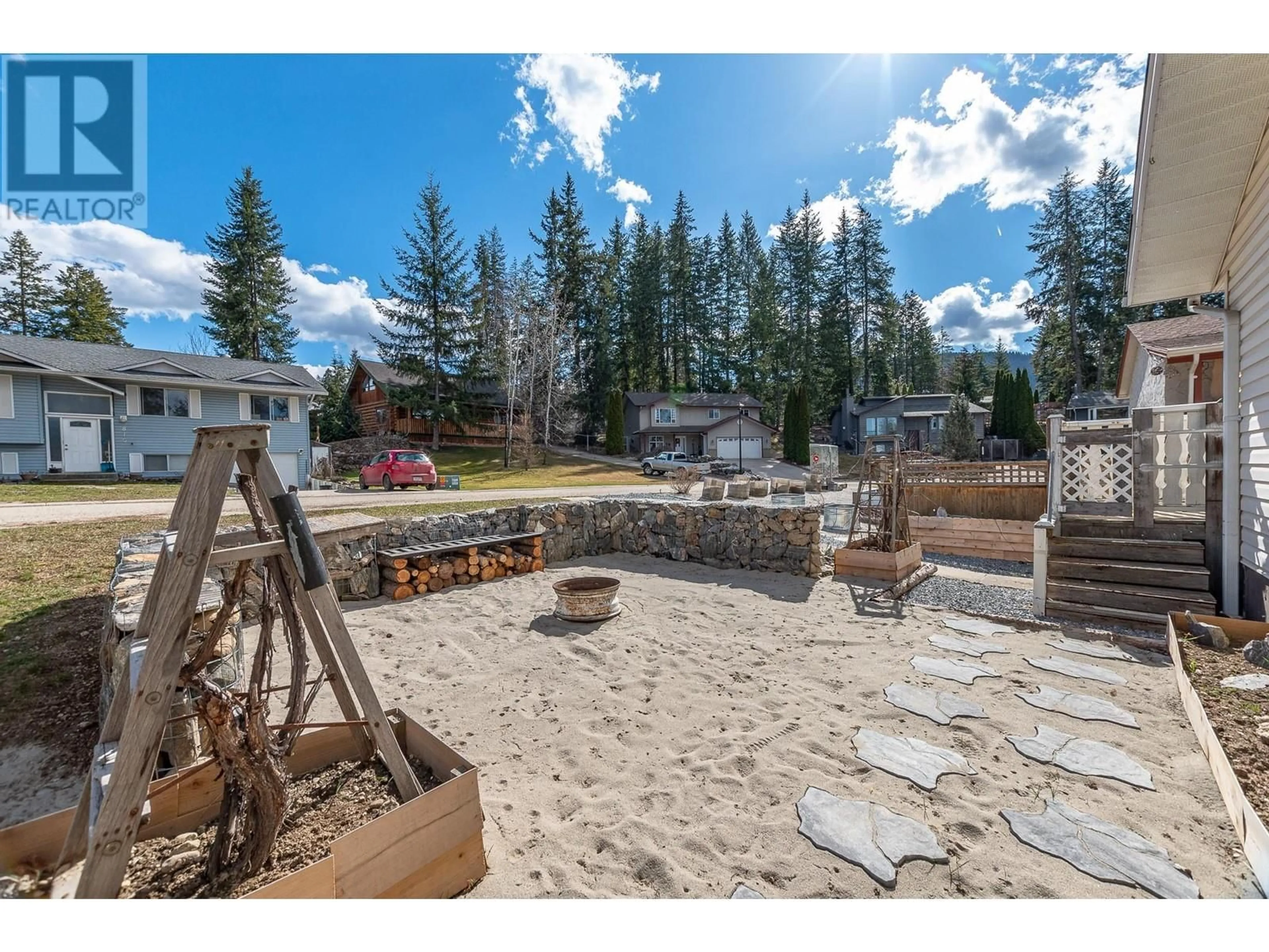Patio, mountain view for 801 26 STREET SOUTHEAST, Salmon Arm British Columbia V1E2H6