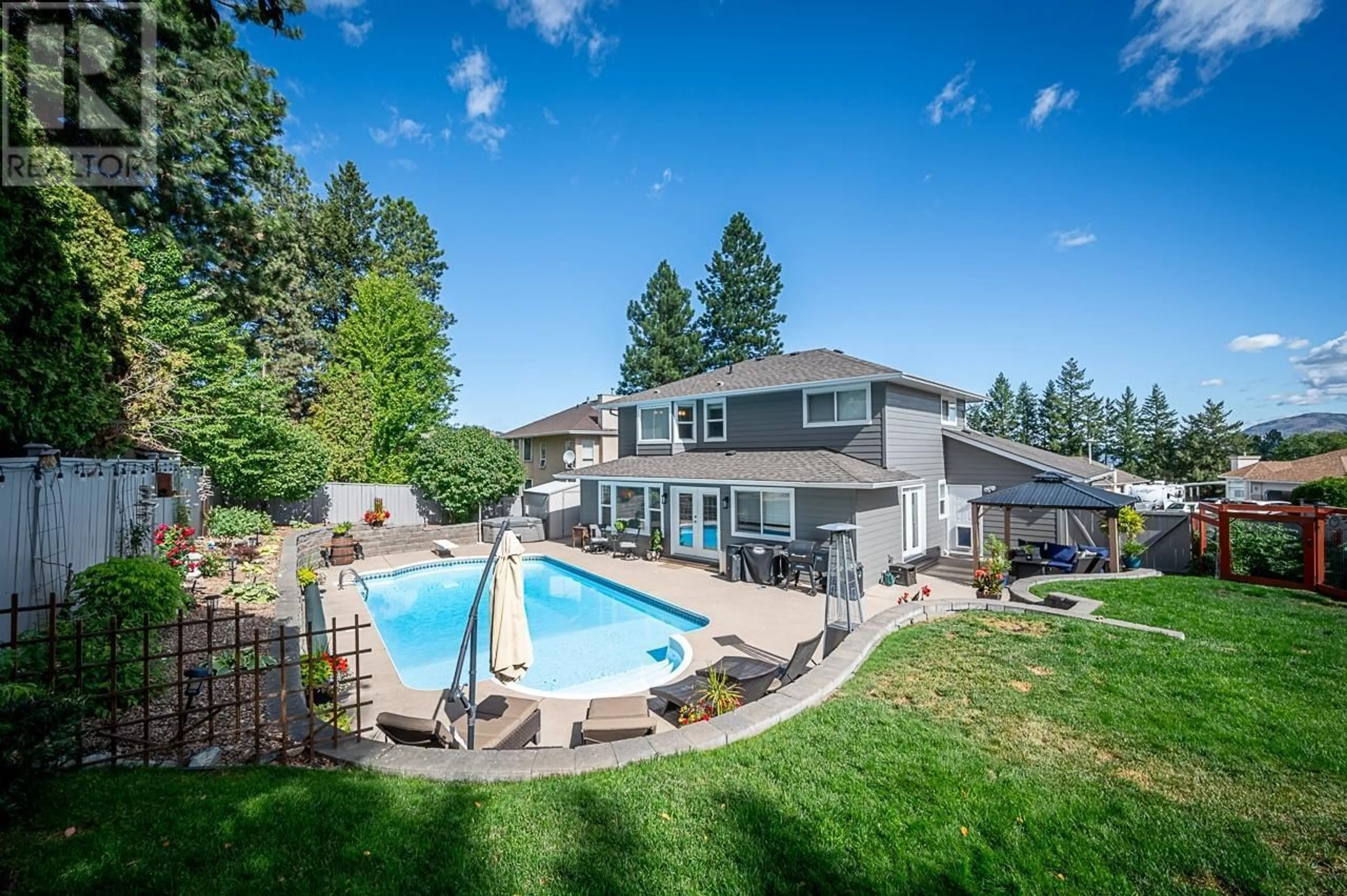 A pic from outside/outdoor area/front of a property/back of a property/a pic from drone, water/lake/river/ocean view for 927 HEATHERTON COURT, Kamloops British Columbia V2H1T7