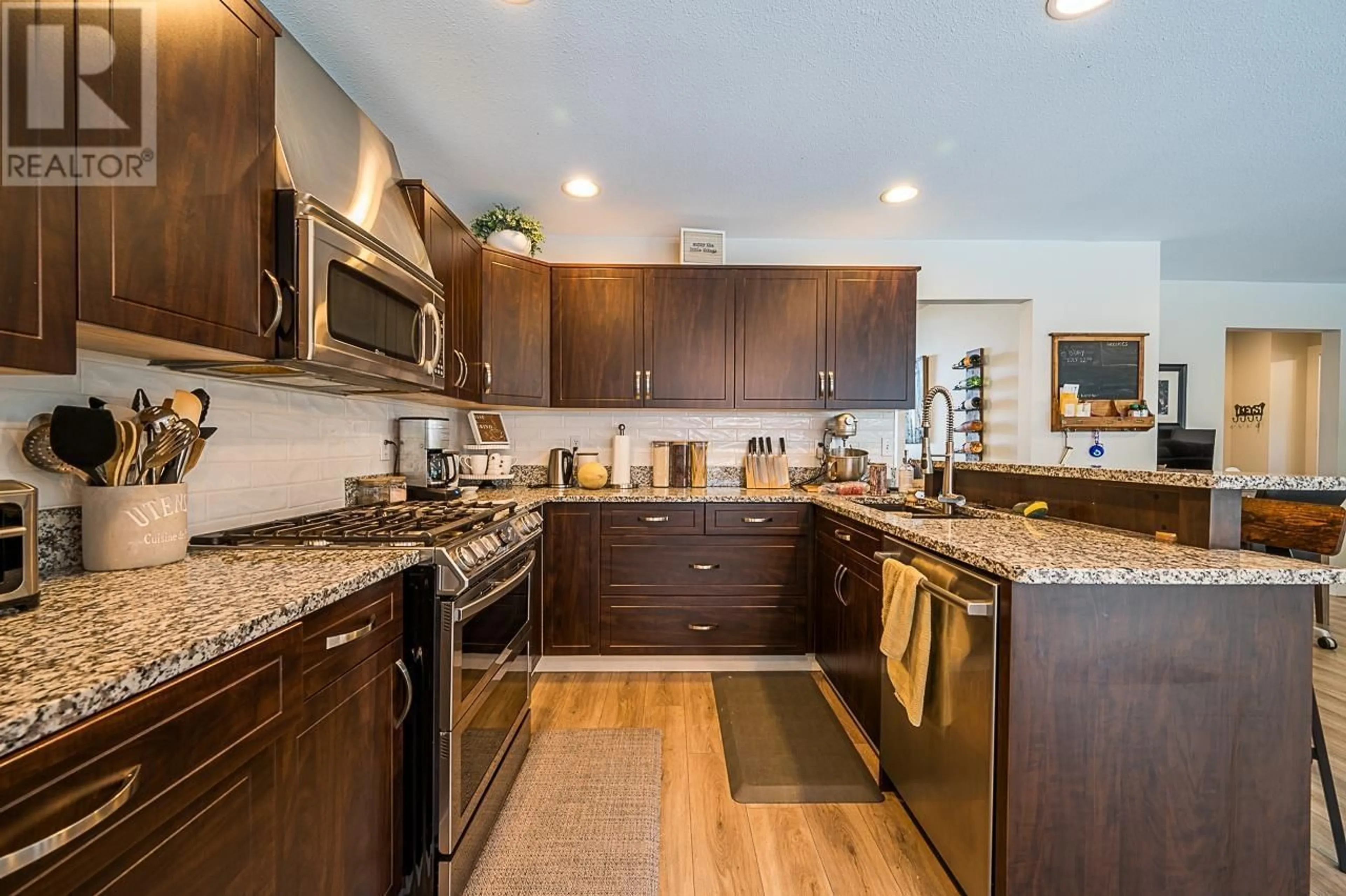 Open concept kitchen, unknown for 927 HEATHERTON COURT, Kamloops British Columbia V2H1T7