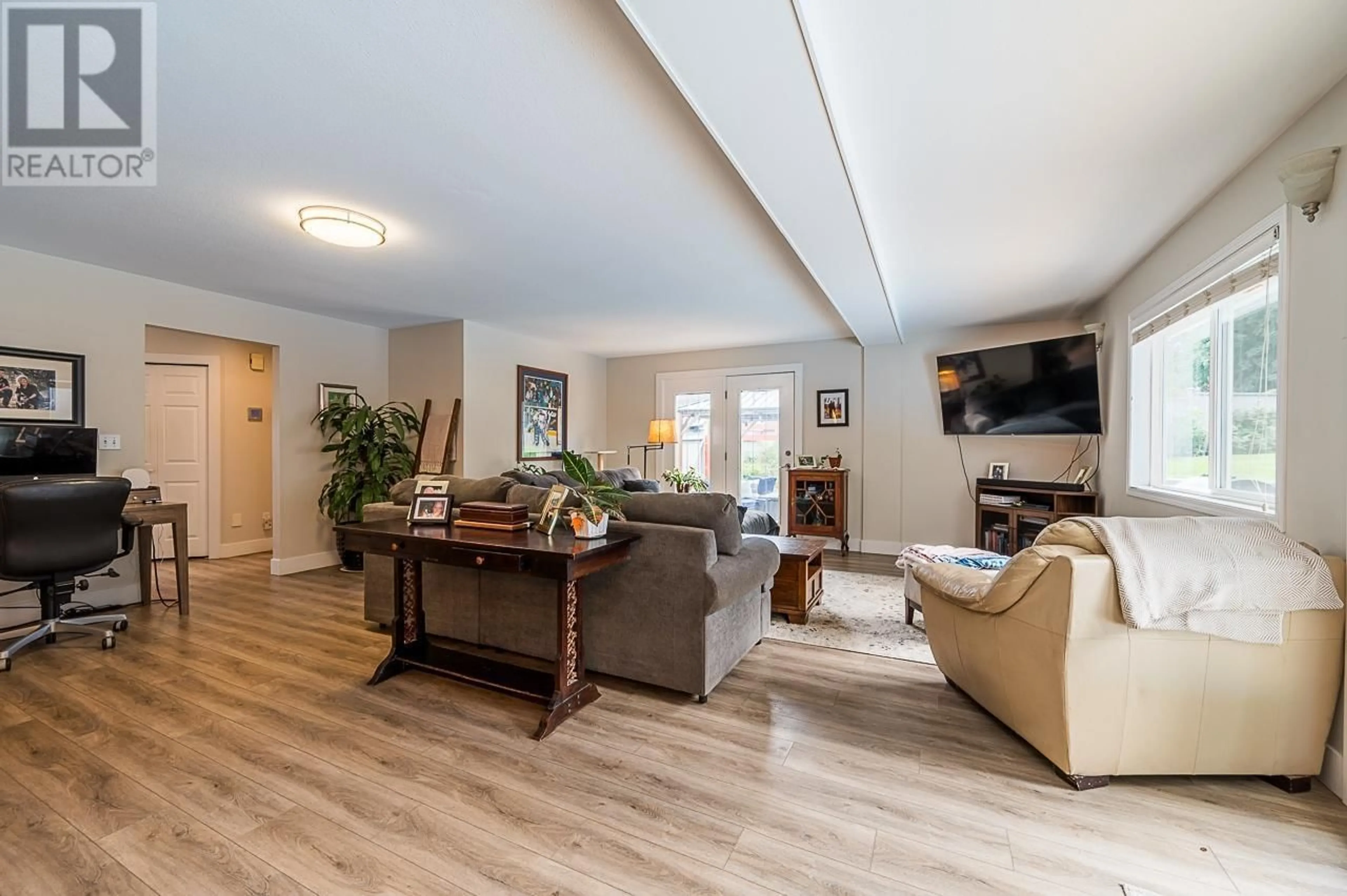 Living room with furniture, wood/laminate floor for 927 HEATHERTON COURT, Kamloops British Columbia V2H1T7