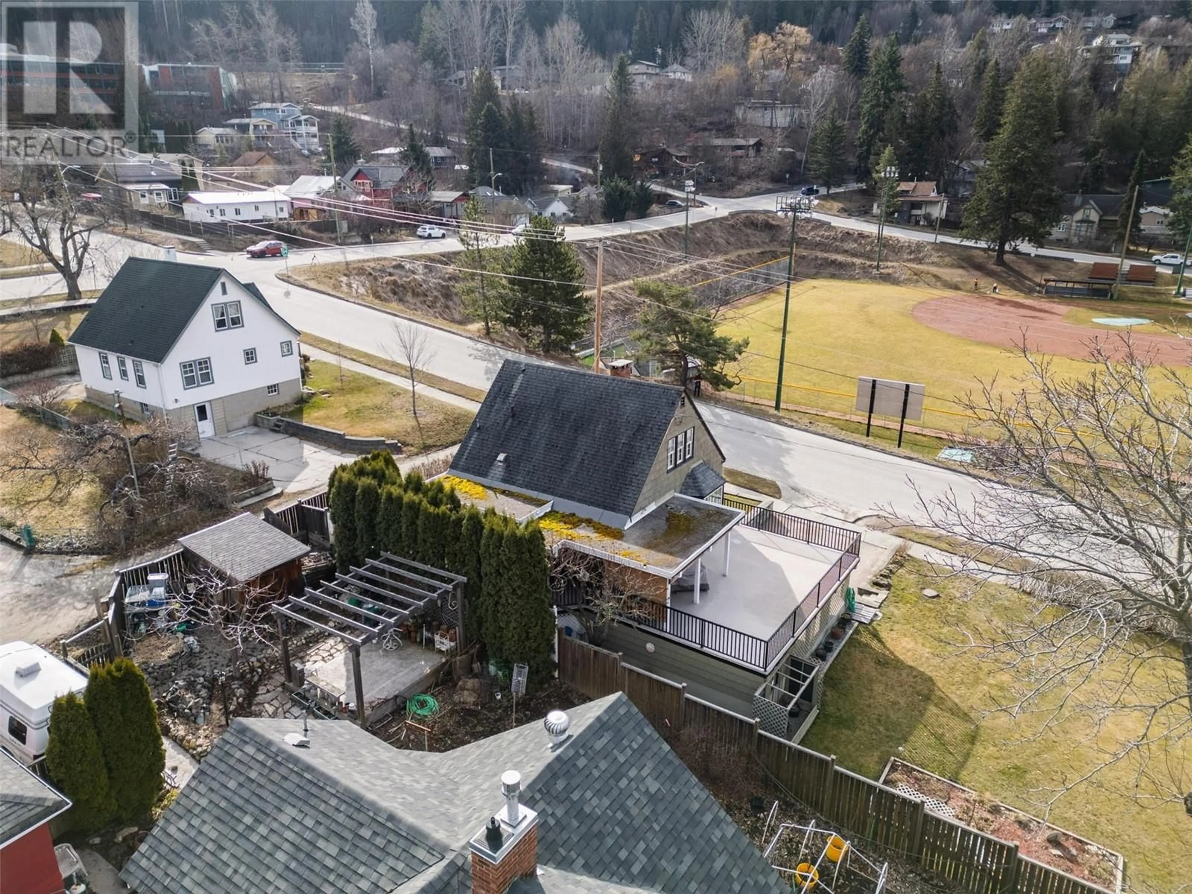 A pic from outside/outdoor area/front of a property/back of a property/a pic from drone, mountain view for 707 COTTONWOOD STREET, Nelson British Columbia V1L3V8