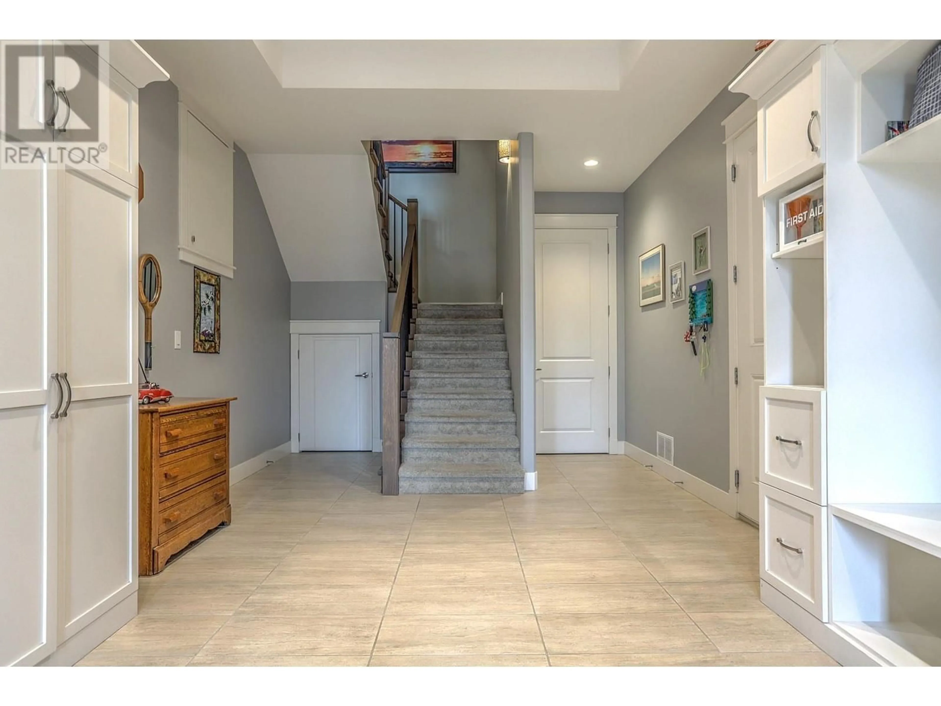 Indoor foyer for 14197 JUNIPER DRIVE, Coldstream British Columbia V1B2E5