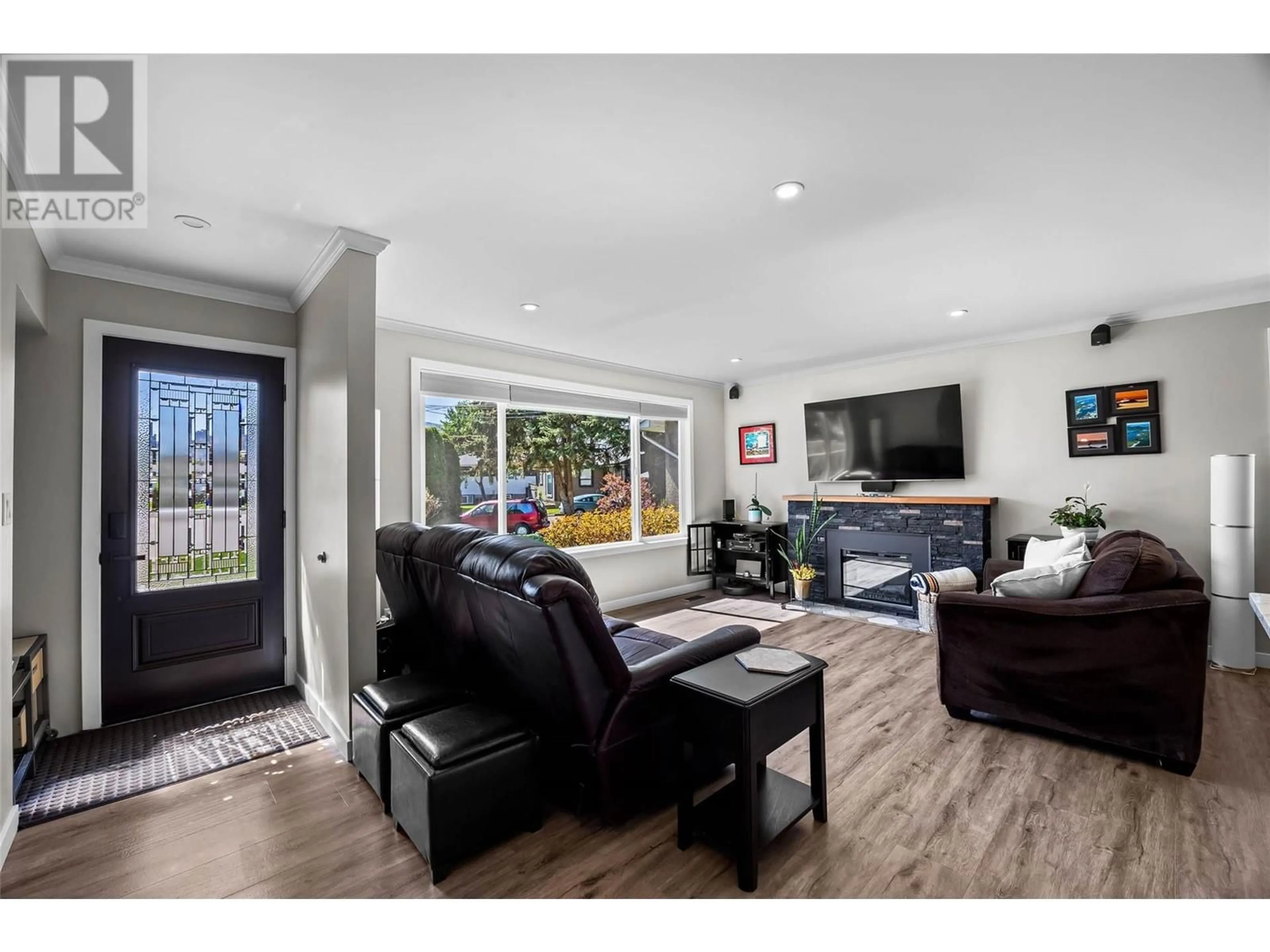 Living room with furniture, unknown for 1184 MCINNES PLACE, Kamloops British Columbia V2B5T6