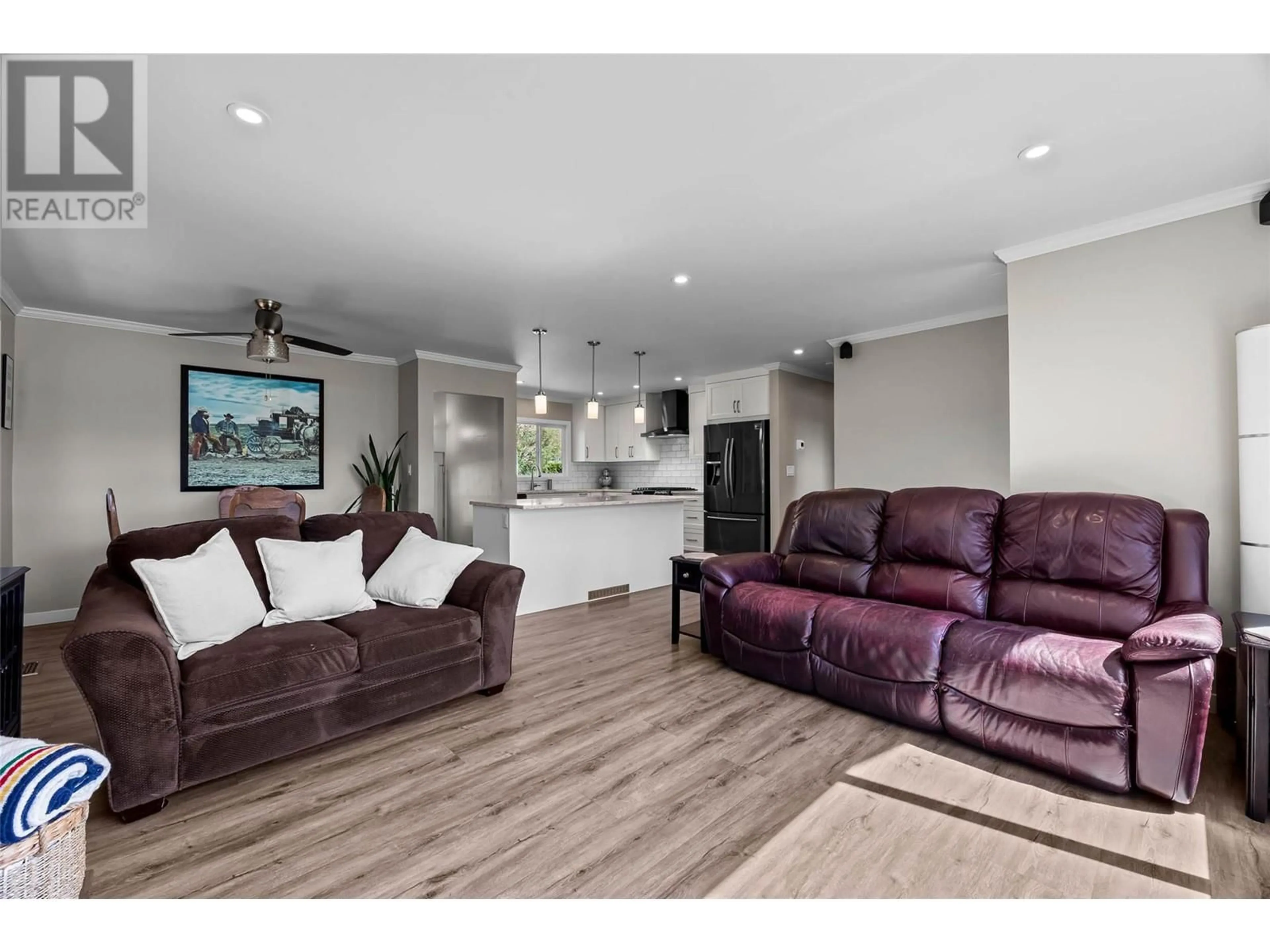 Living room with furniture, unknown for 1184 MCINNES PLACE, Kamloops British Columbia V2B5T6