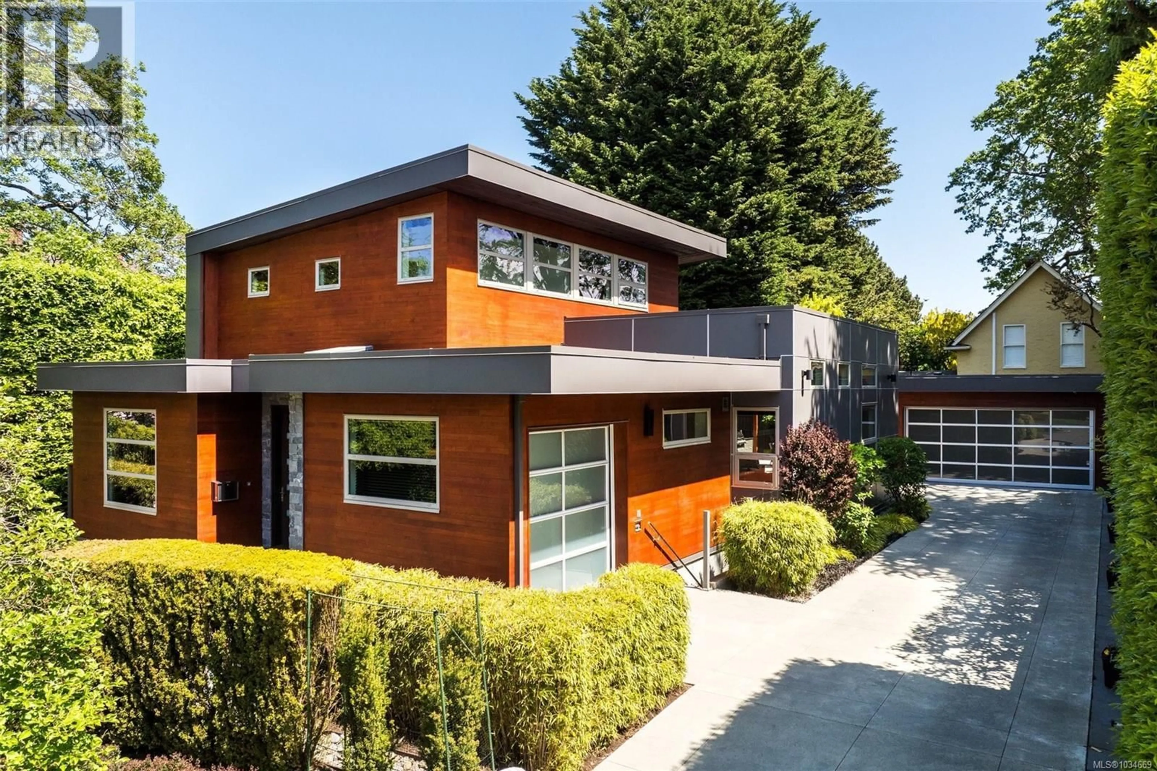 Home with brick exterior material, street for 1395 HAMPSHIRE ROAD, Oak Bay British Columbia V8S4T5