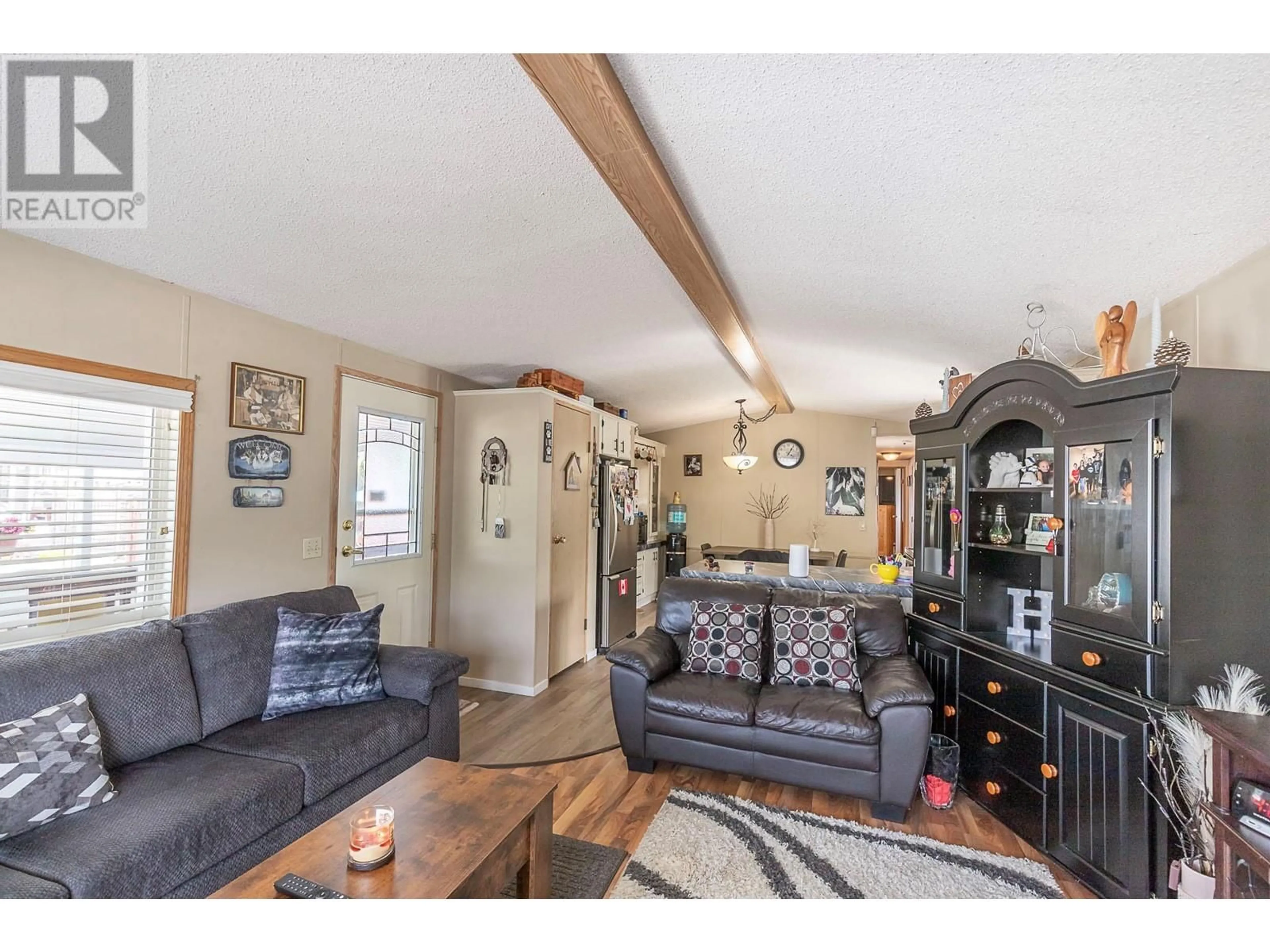 Living room with furniture, wood/laminate floor for 13 - 2727 LAKESHORE ROAD, Vernon British Columbia V1H1X5