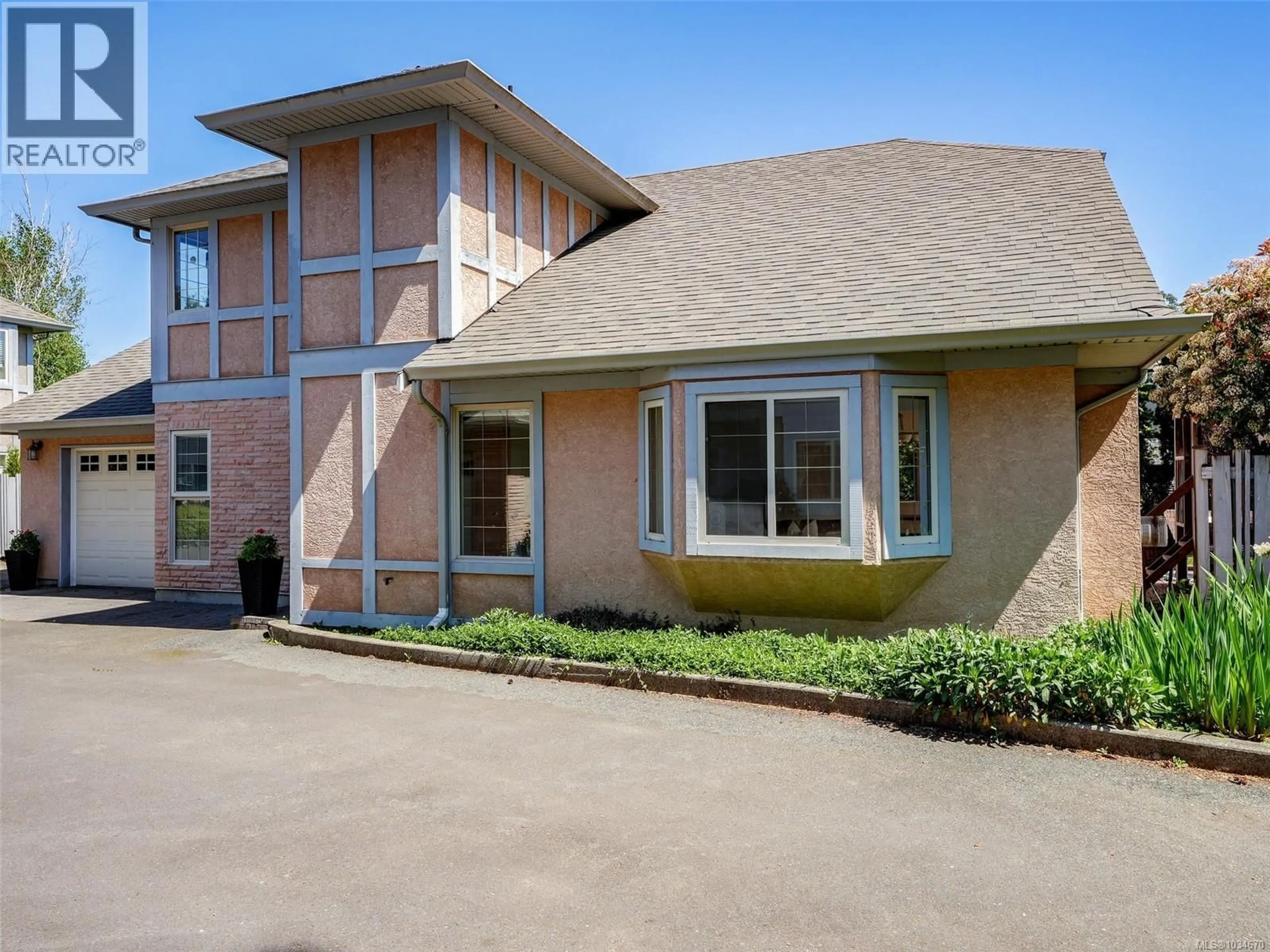 Indoor foyer for 6 - 1809 MCKENZIE AVENUE, Saanich British Columbia V8N1A6