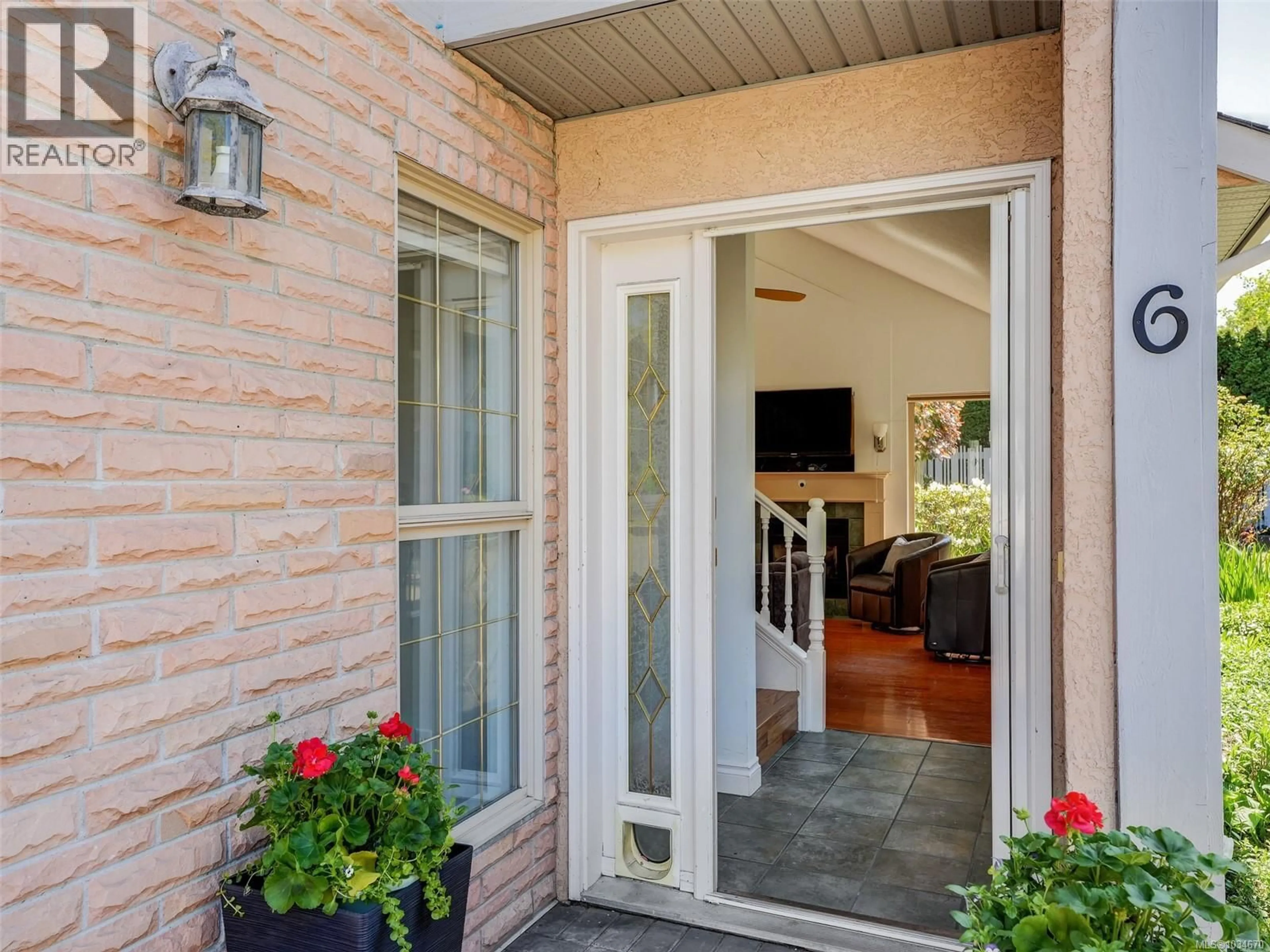 Indoor entryway for 6 - 1809 MCKENZIE AVENUE, Saanich British Columbia V8N1A6