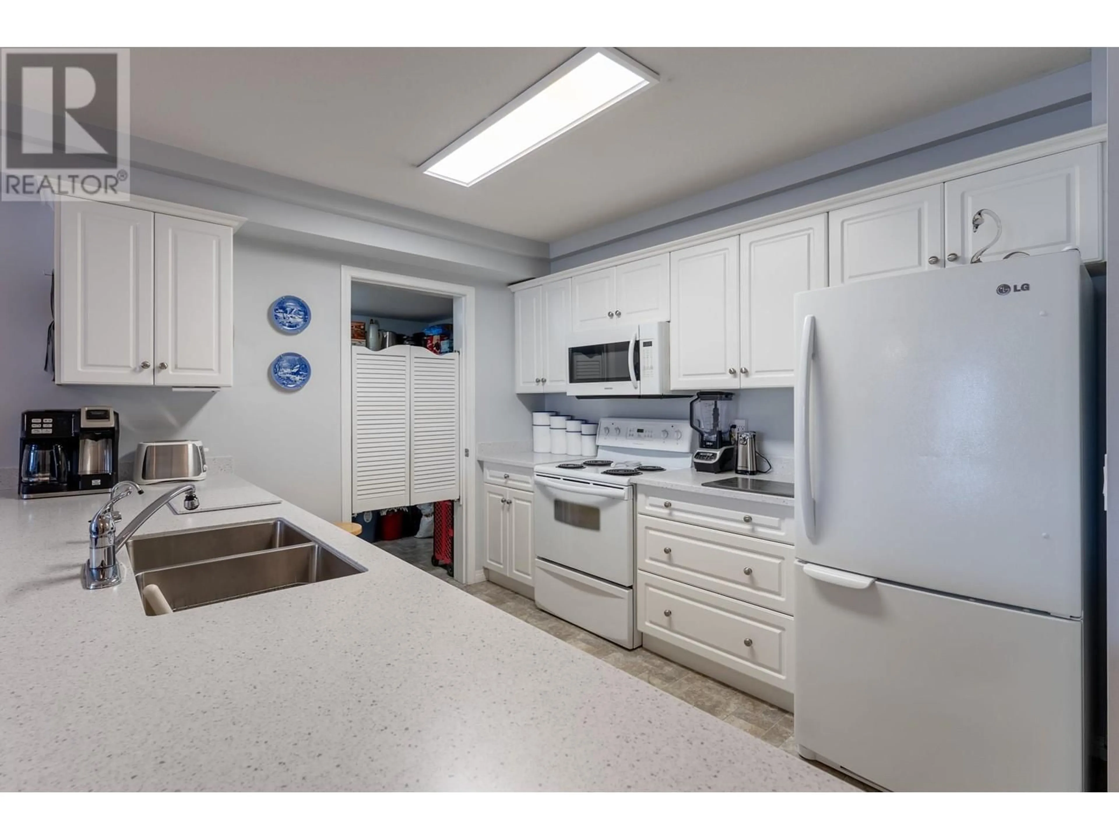 Standard kitchen, ceramic/tile floor for 203 - 710 RUTLAND ROAD NORTH, Kelowna British Columbia V1X3B7