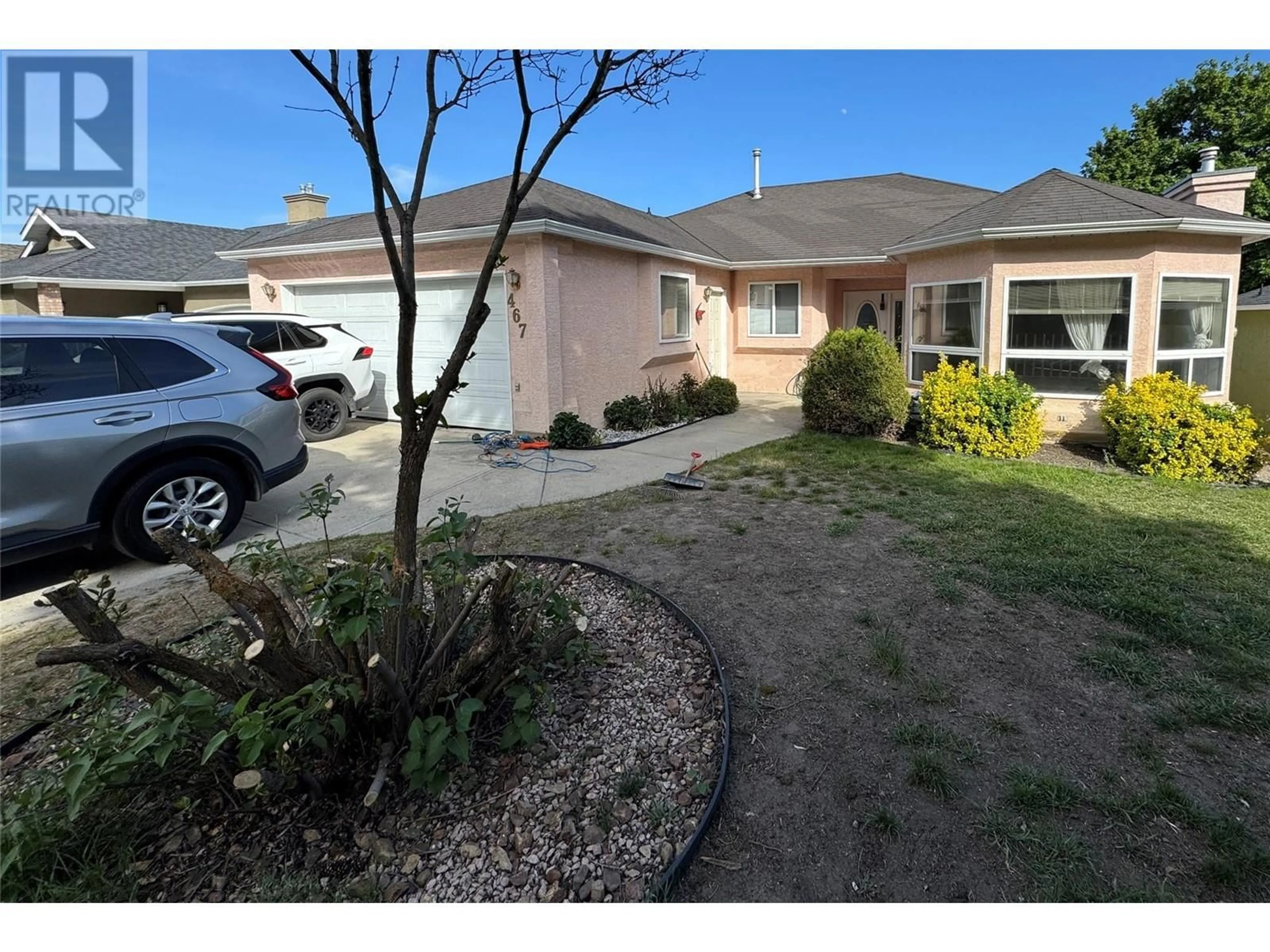 A pic from outside/outdoor area/front of a property/back of a property/a pic from drone, street for 467 GLEN PINE COURT, Kelowna British Columbia V1V1R3