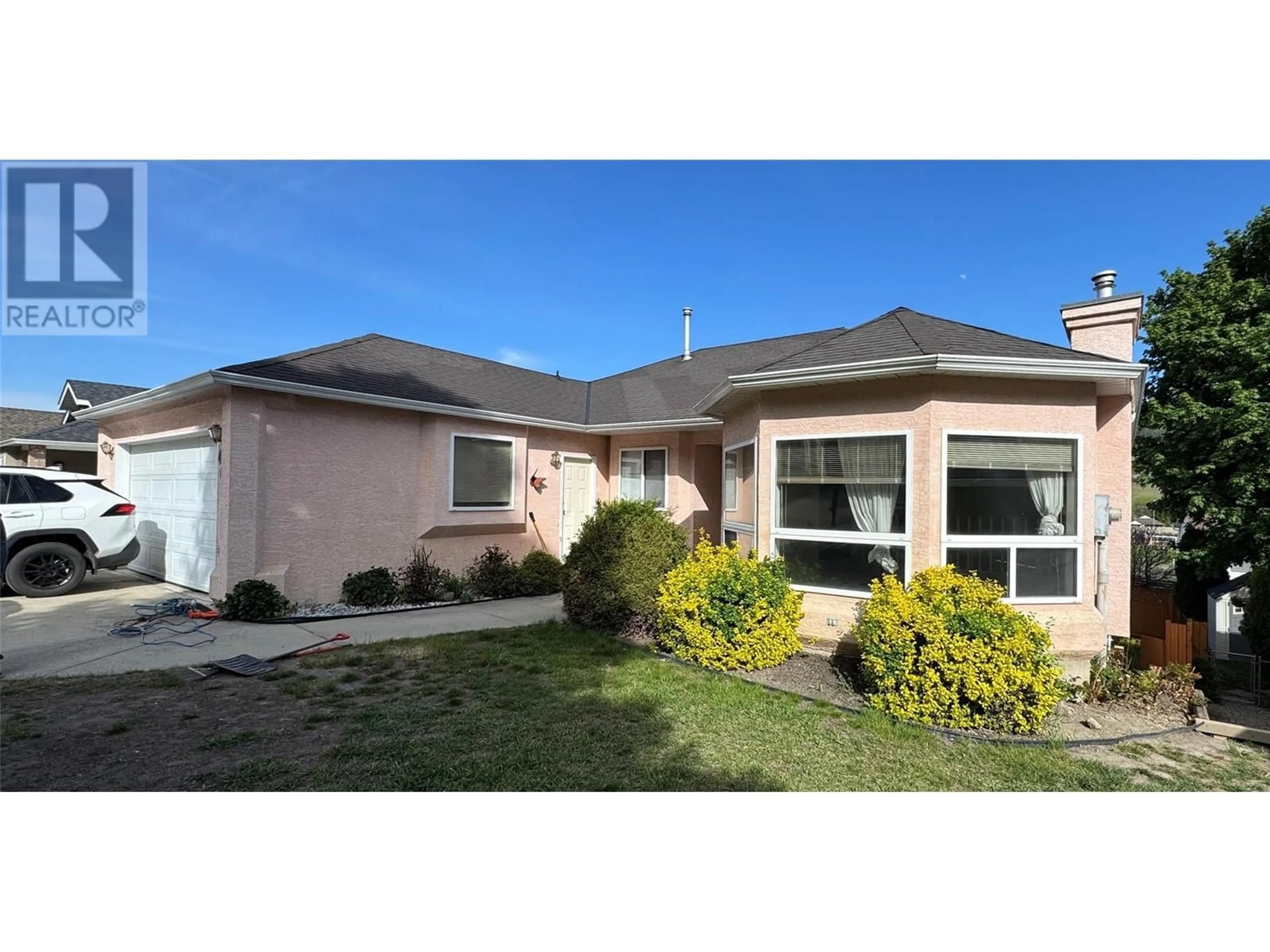 Home with vinyl exterior material, street for 467 GLEN PINE COURT, Kelowna British Columbia V1V1R3