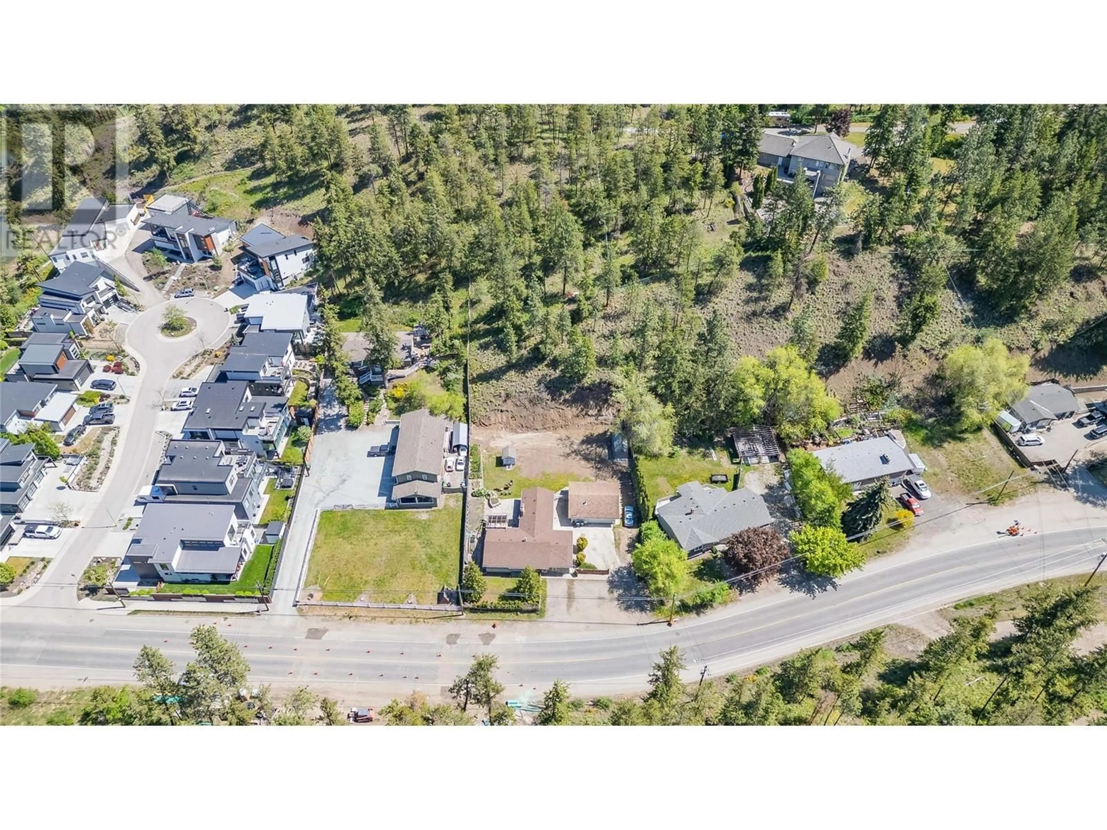 A pic from outside/outdoor area/front of a property/back of a property/a pic from drone, street for 365 CLIFTON ROAD, Kelowna British Columbia V1V1A4