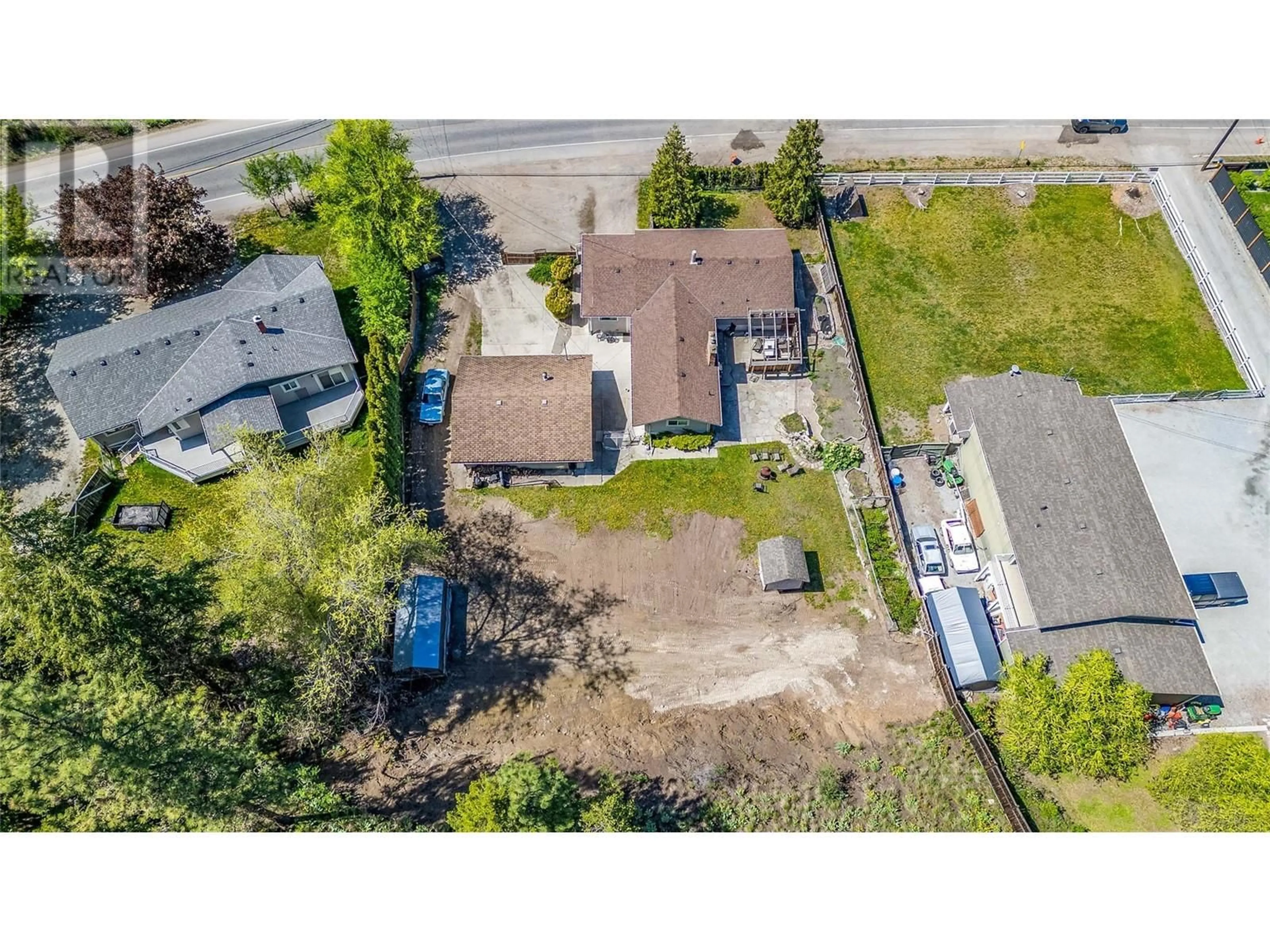A pic from outside/outdoor area/front of a property/back of a property/a pic from drone, street for 365 CLIFTON ROAD, Kelowna British Columbia V1V1A4