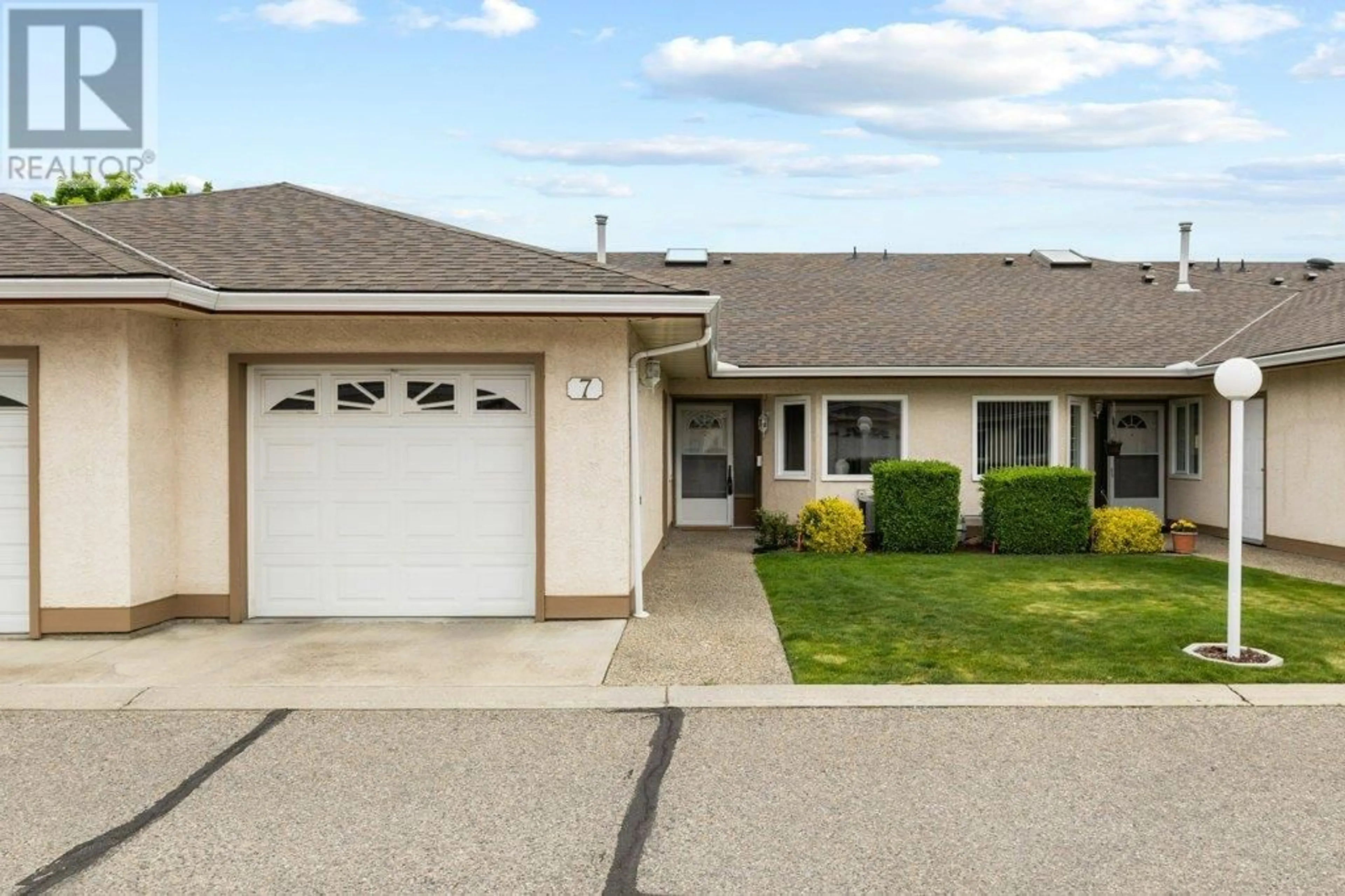 Home with vinyl exterior material, street for 7 - 1874 PARKVIEW CRESCENT, Kelowna British Columbia V1X7G6