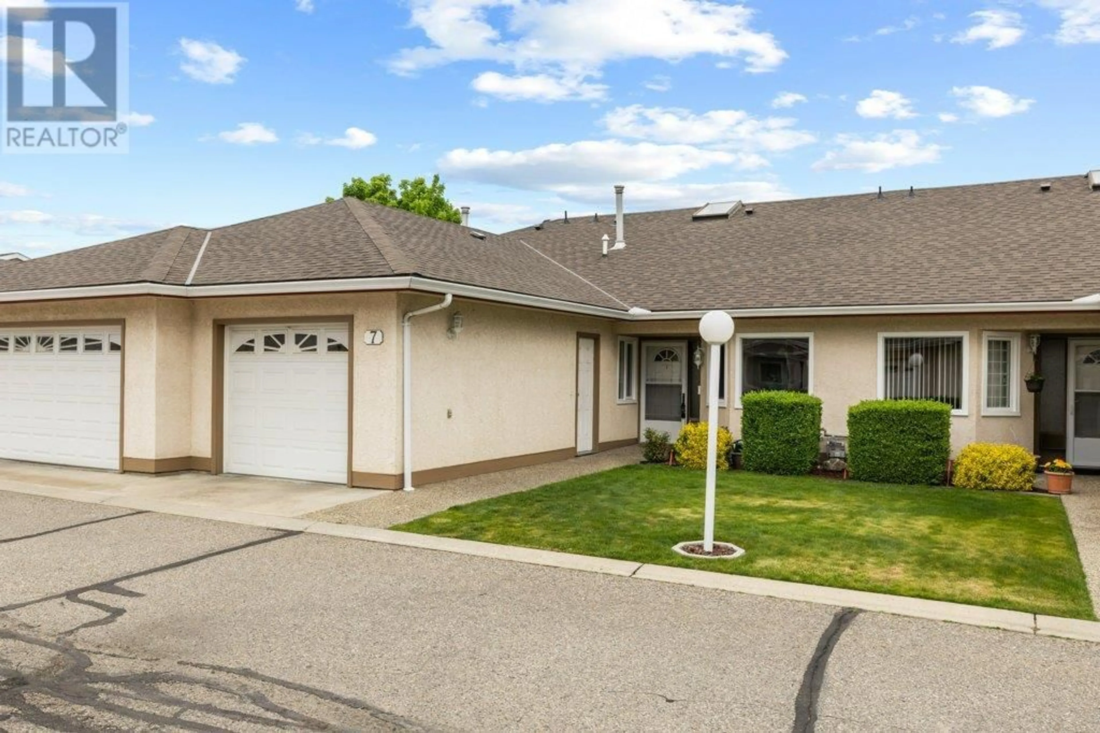 Home with vinyl exterior material, street for 7 - 1874 PARKVIEW CRESCENT, Kelowna British Columbia V1X7G6