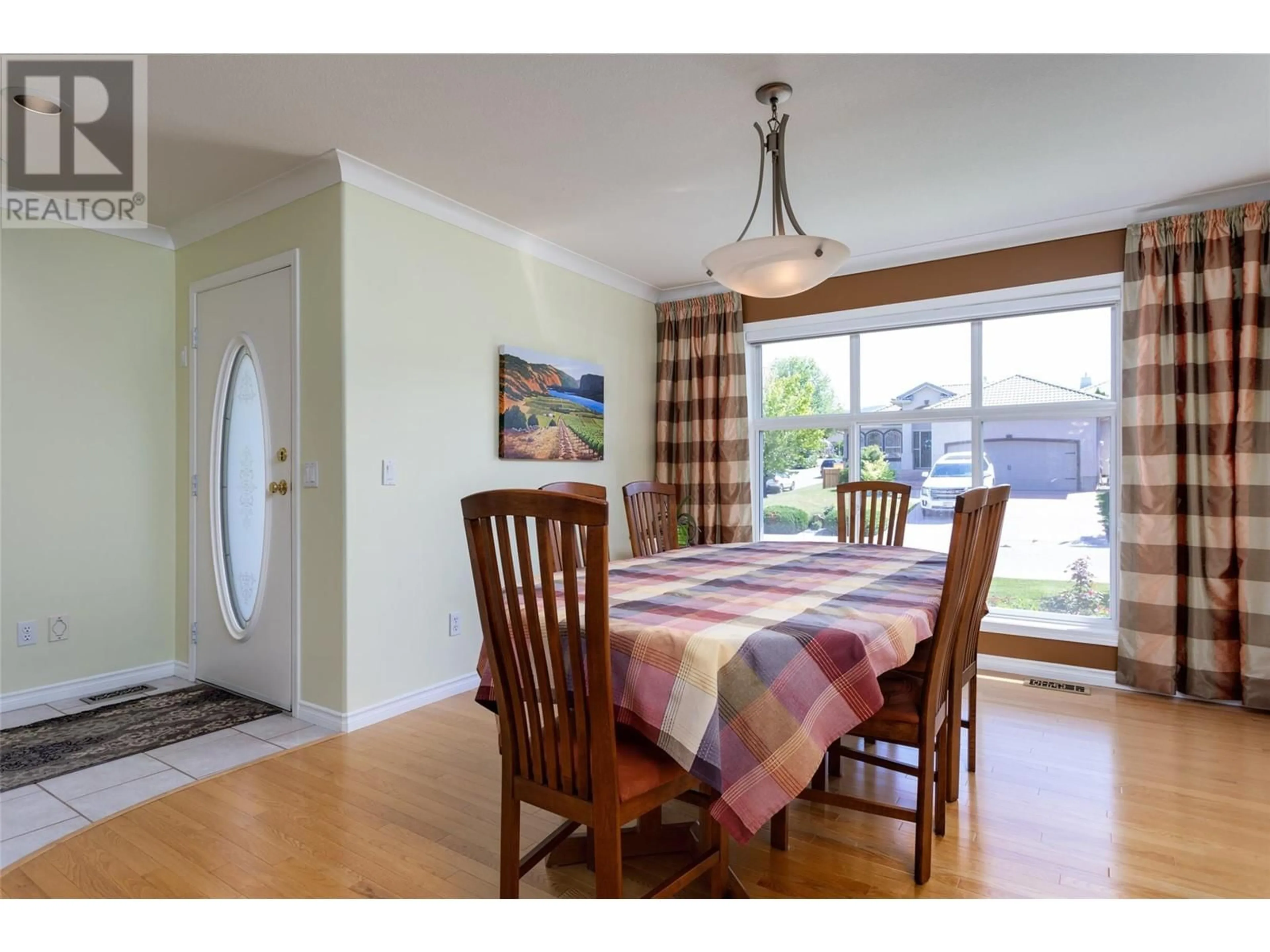 Dining room, wood/laminate floor for 2524 QUAIL LANE, Kelowna British Columbia V1V1Z9