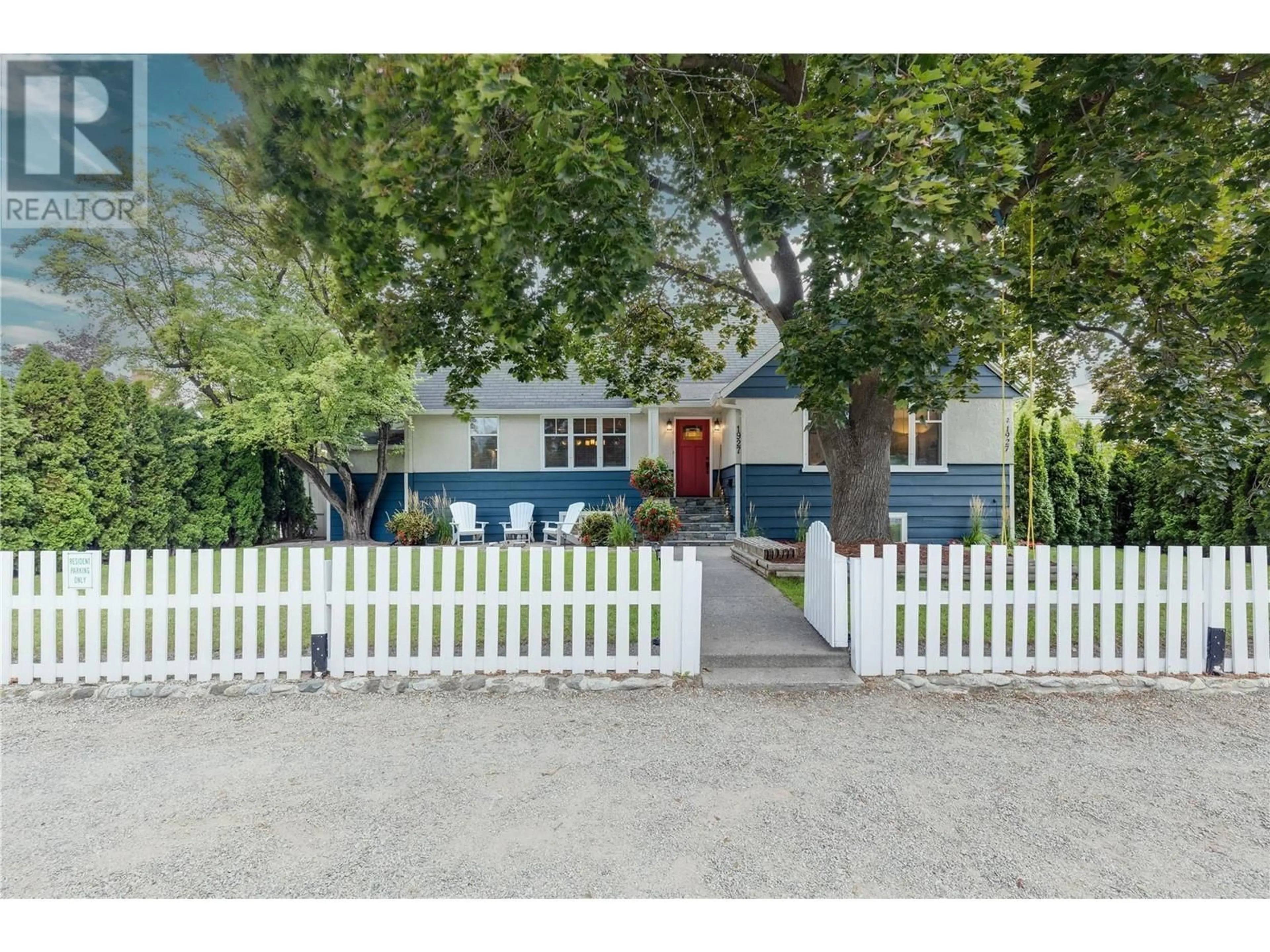 A pic from outside/outdoor area/front of a property/back of a property/a pic from drone, street for 1927 KNOX CRESCENT, Kelowna British Columbia V1Y1K9