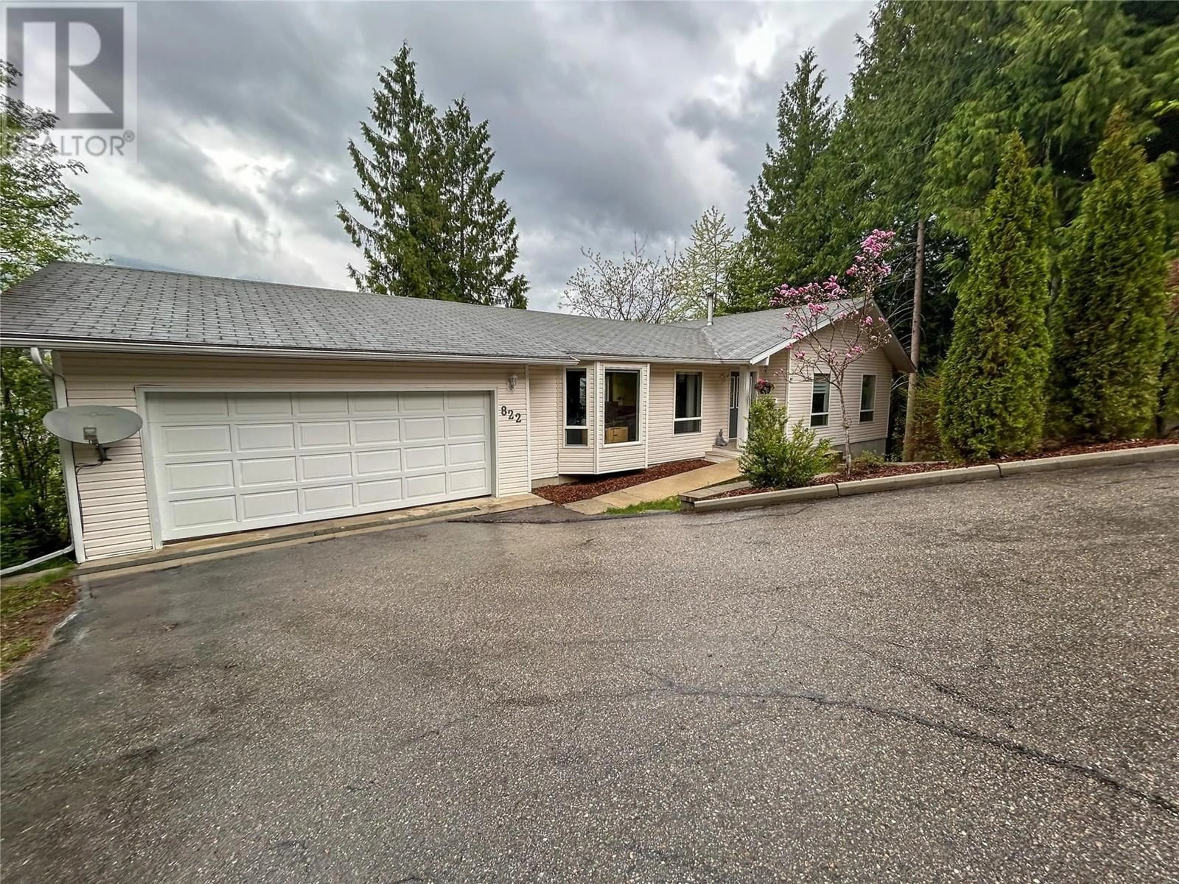A pic from outside/outdoor area/front of a property/back of a property/a pic from drone, street for 822 RICHARDS WEST STREET, Nelson British Columbia V1L6E3