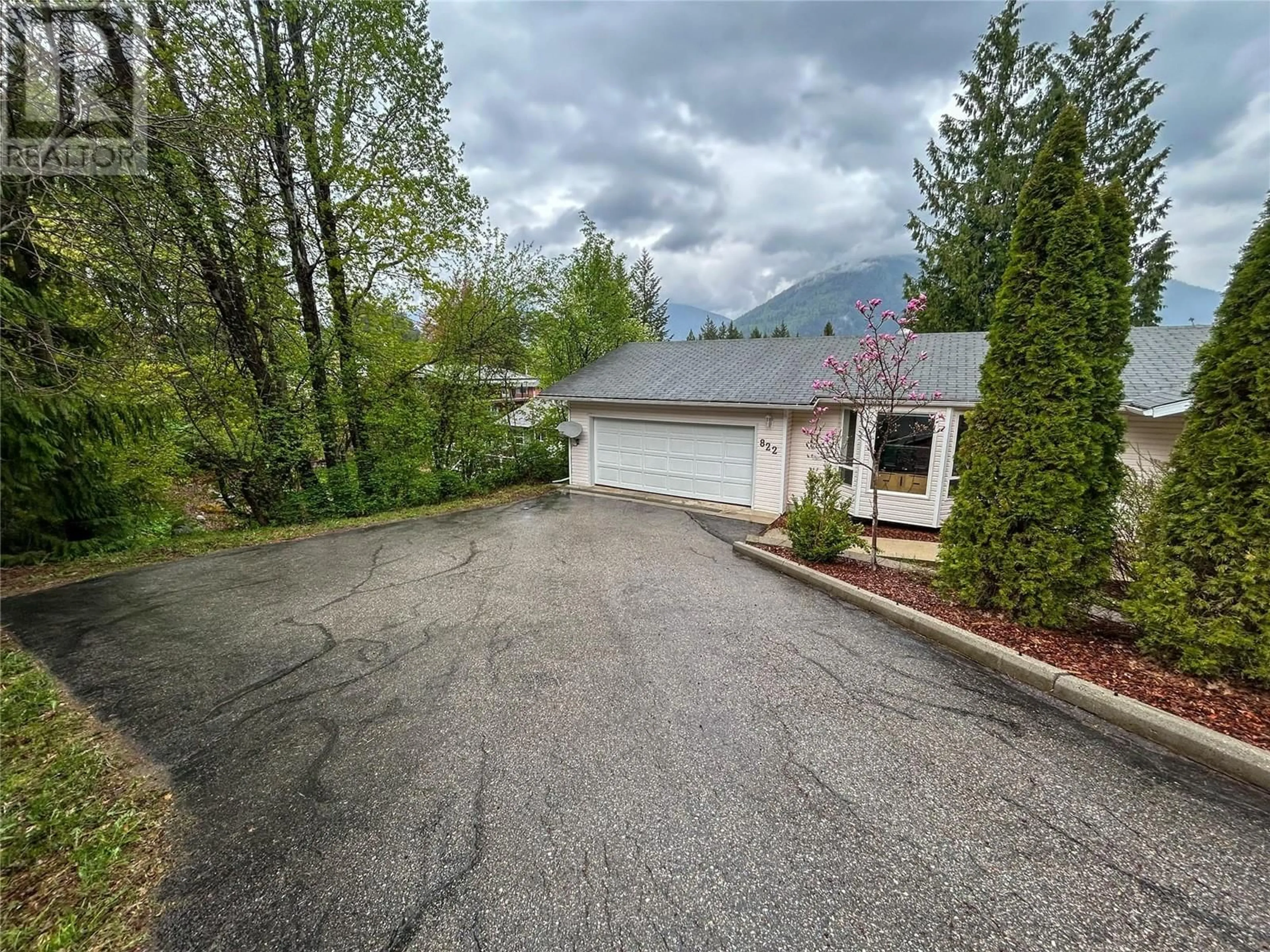 A pic from outside/outdoor area/front of a property/back of a property/a pic from drone, street for 822 RICHARDS WEST STREET, Nelson British Columbia V1L6E3
