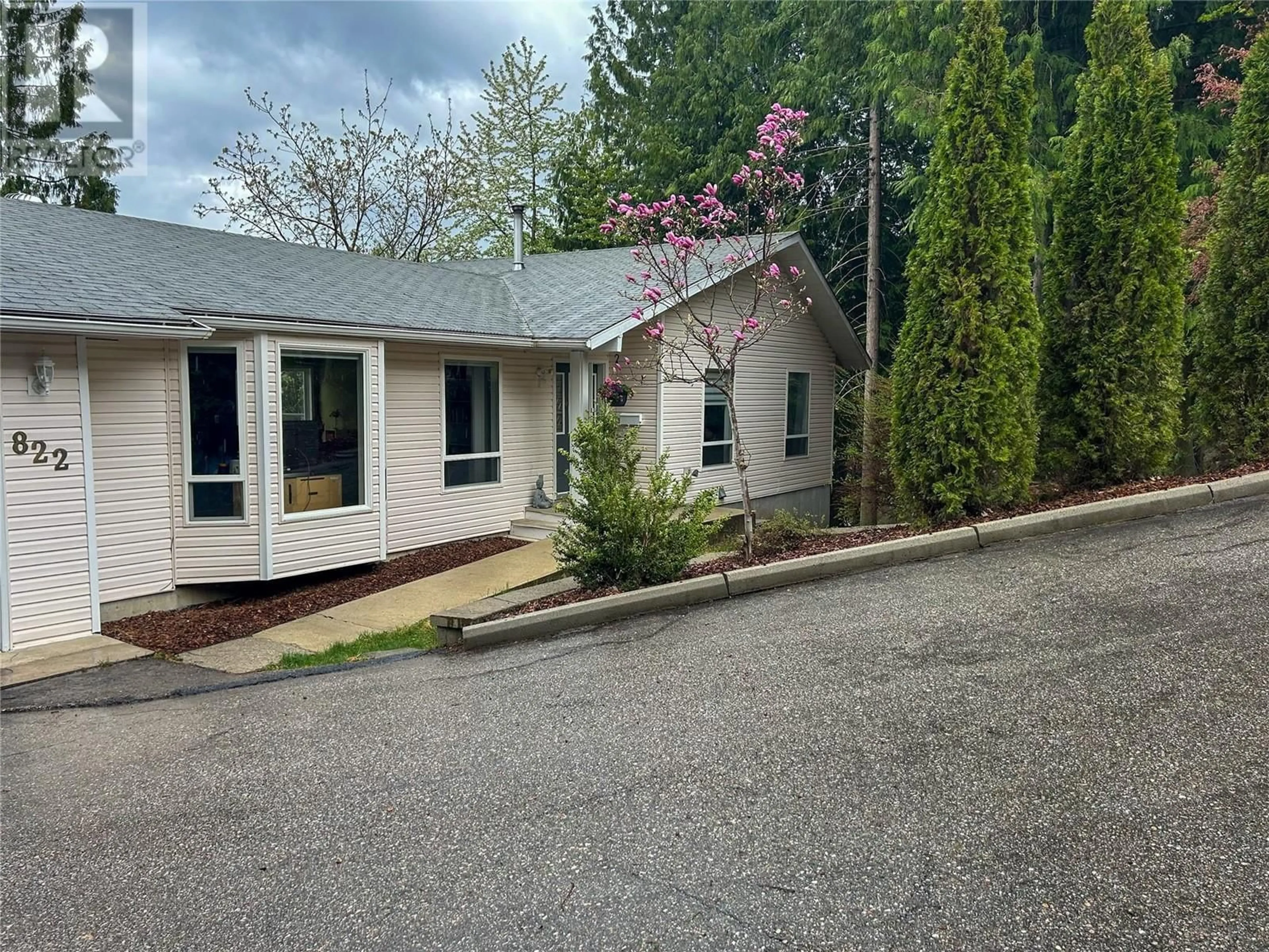 A pic from outside/outdoor area/front of a property/back of a property/a pic from drone, street for 822 RICHARDS WEST STREET, Nelson British Columbia V1L6E3
