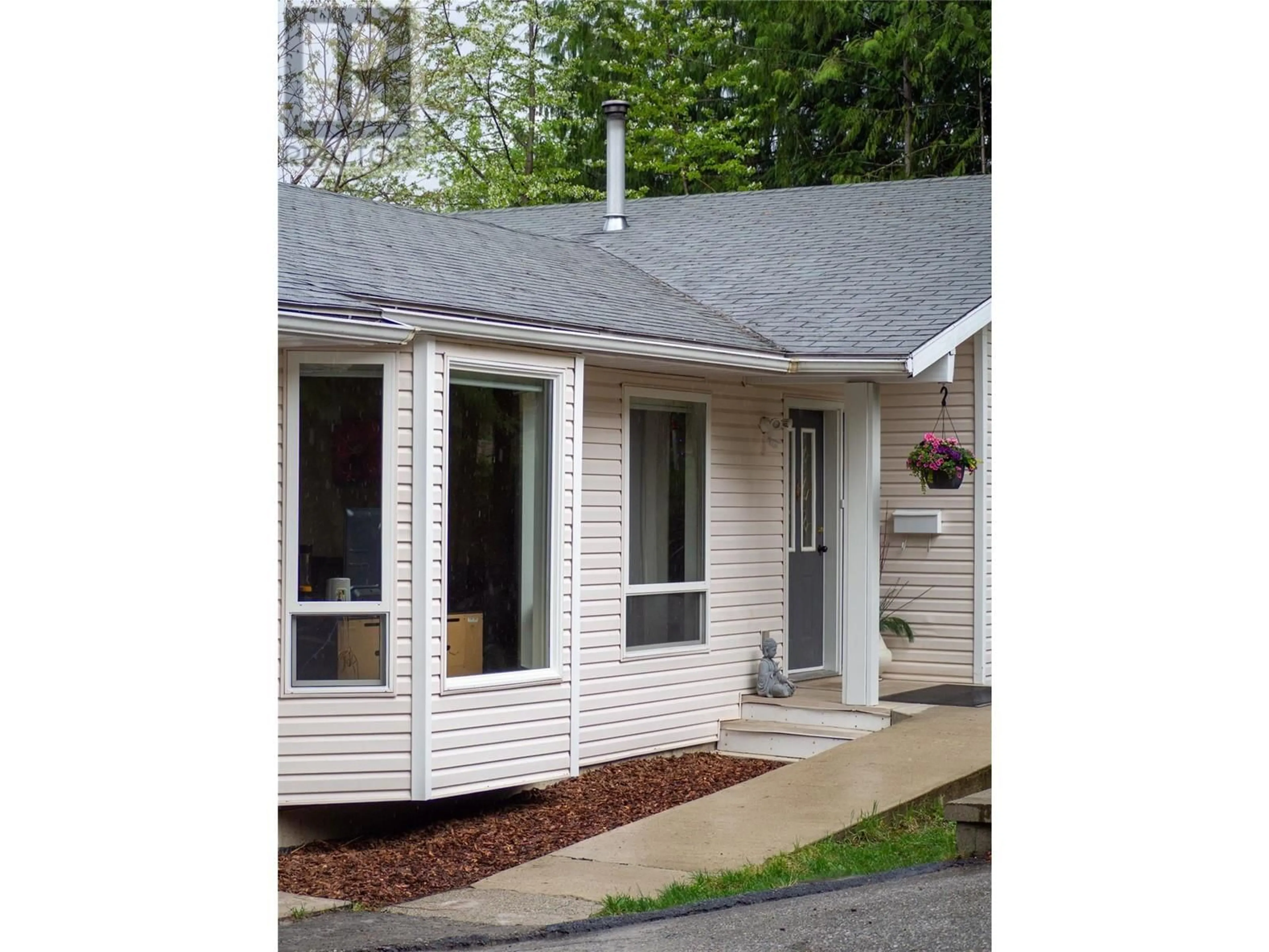Home with vinyl exterior material, street for 822 RICHARDS WEST STREET, Nelson British Columbia V1L6E3