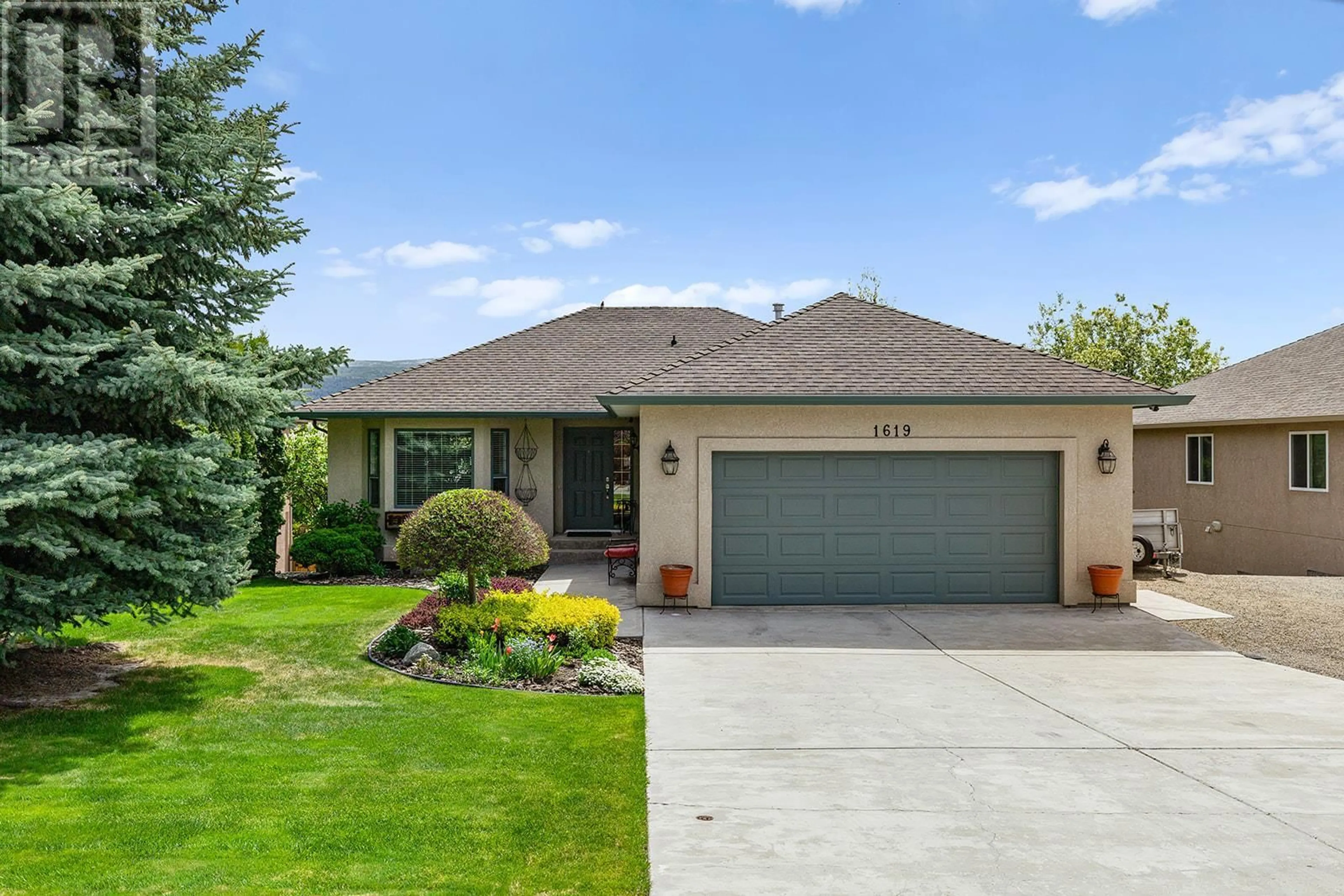 Home with vinyl exterior material, street for 1619 WILMOT COURT, Kelowna British Columbia V1P1M8