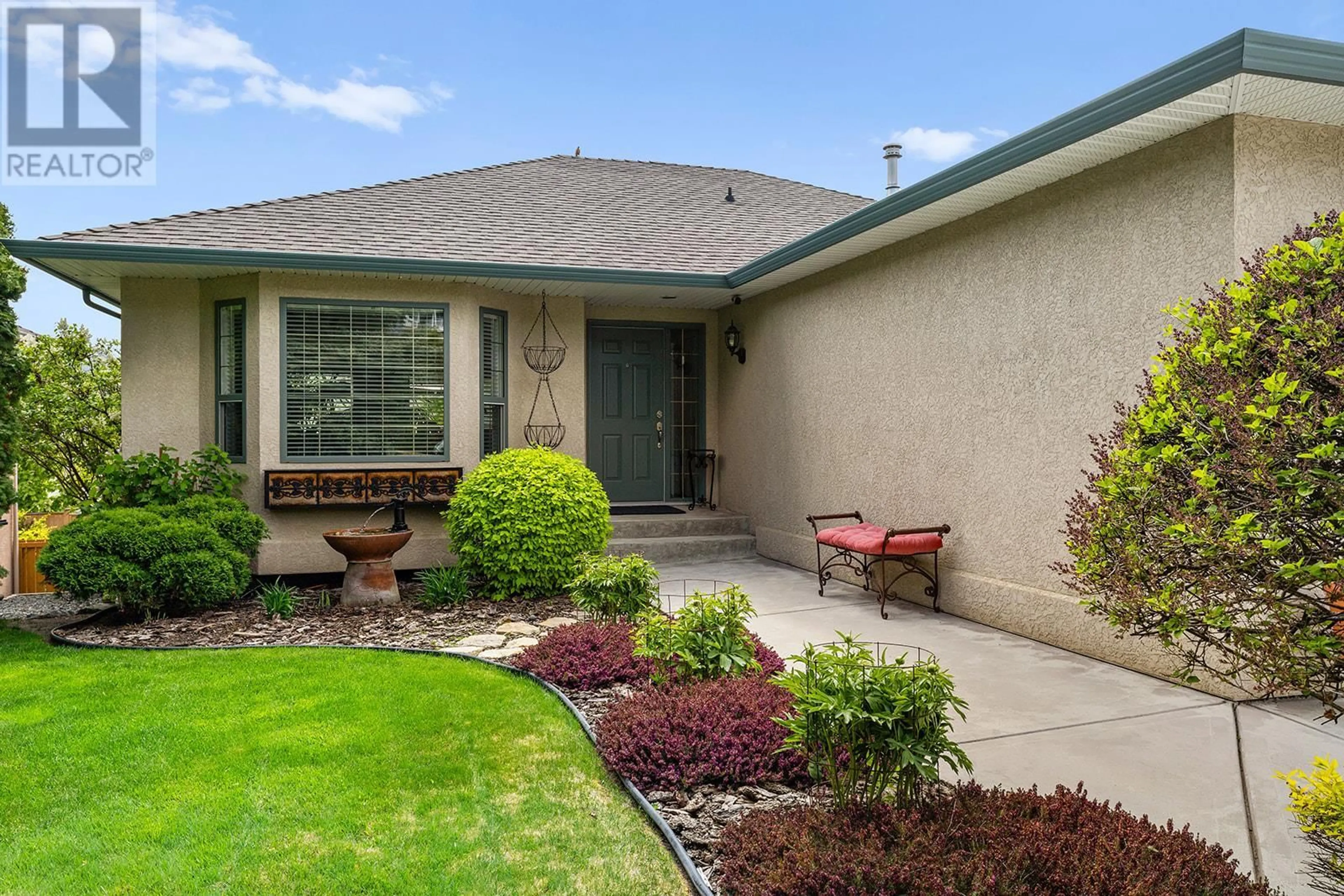 Home with vinyl exterior material, street for 1619 WILMOT COURT, Kelowna British Columbia V1P1M8