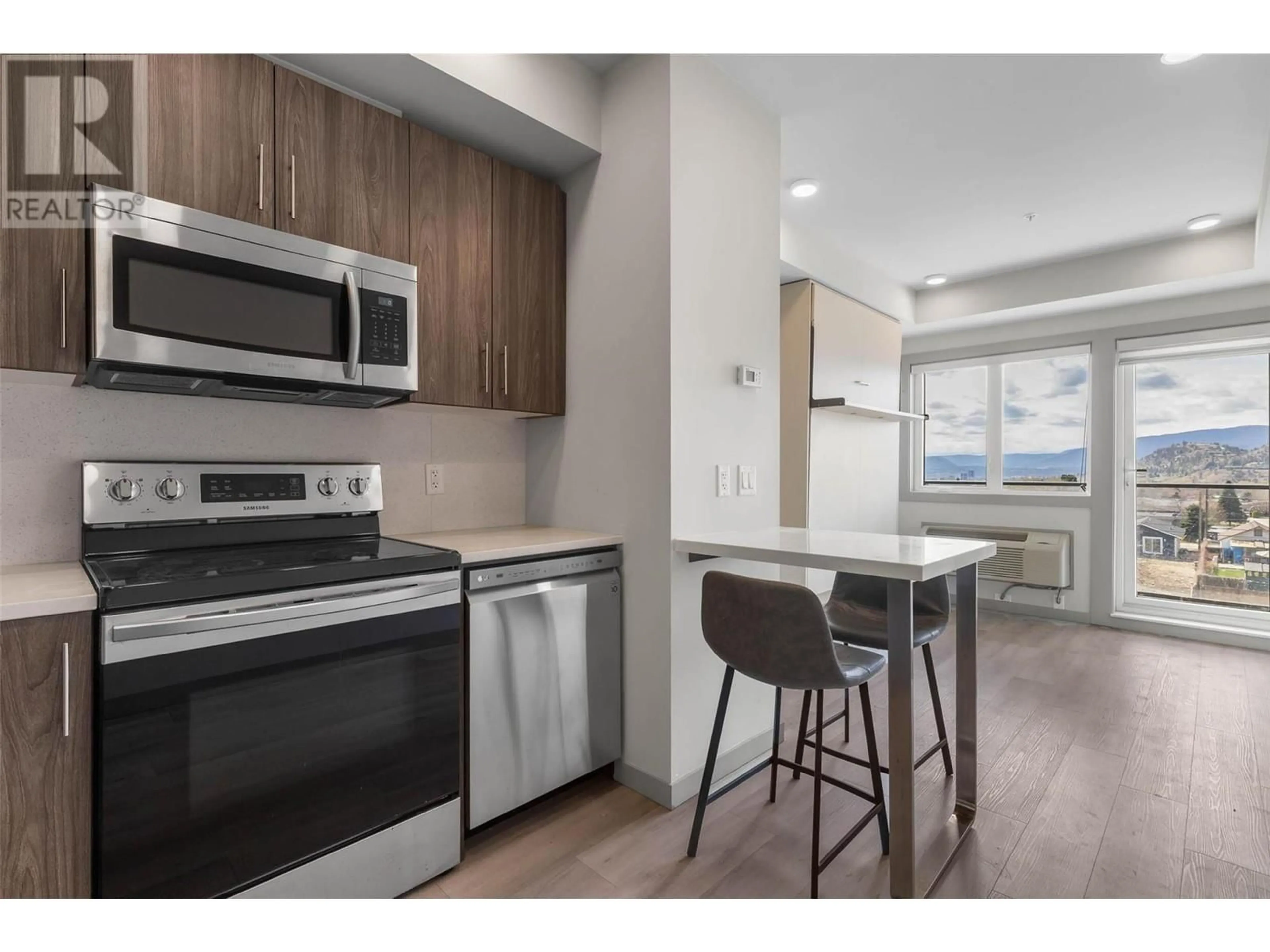 Standard kitchen, wood/laminate floor for 210 - 345 DOUGALL ROAD NORTH, Kelowna British Columbia V1X0A8