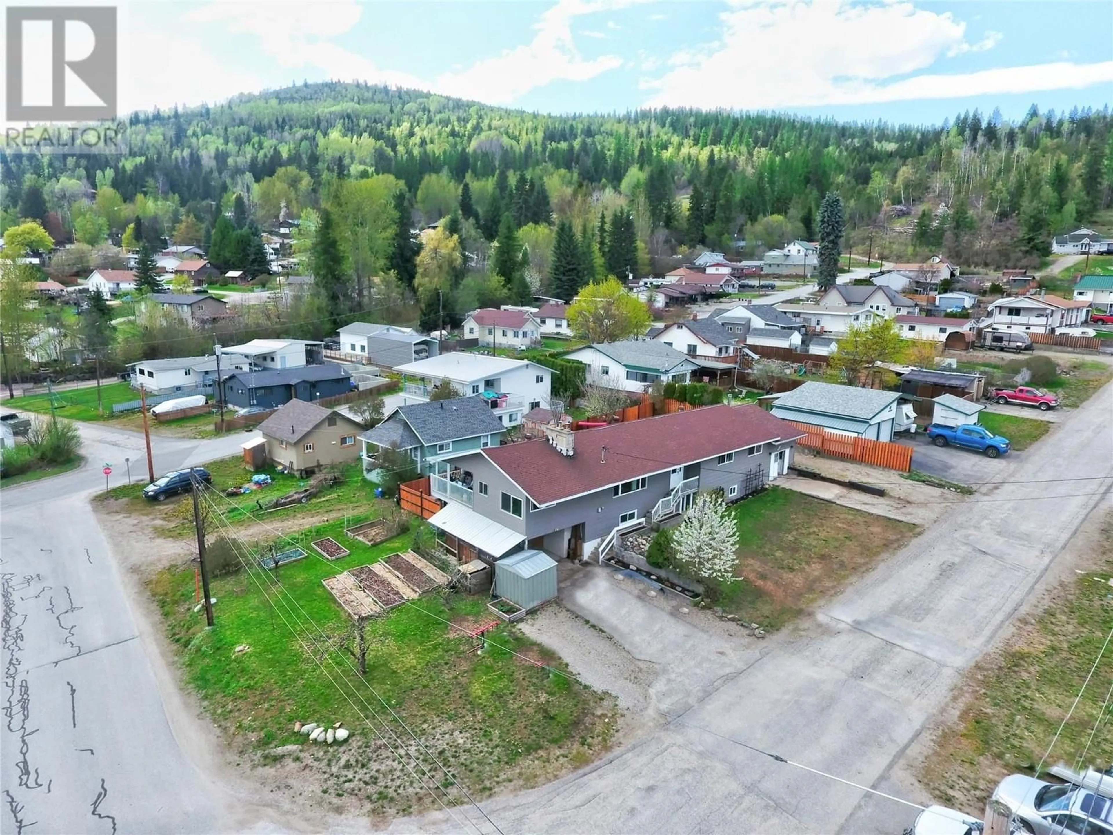 A pic from outside/outdoor area/front of a property/back of a property/a pic from drone, street for 21 DUNCAN AVENUE, Fruitvale British Columbia V0G1L0