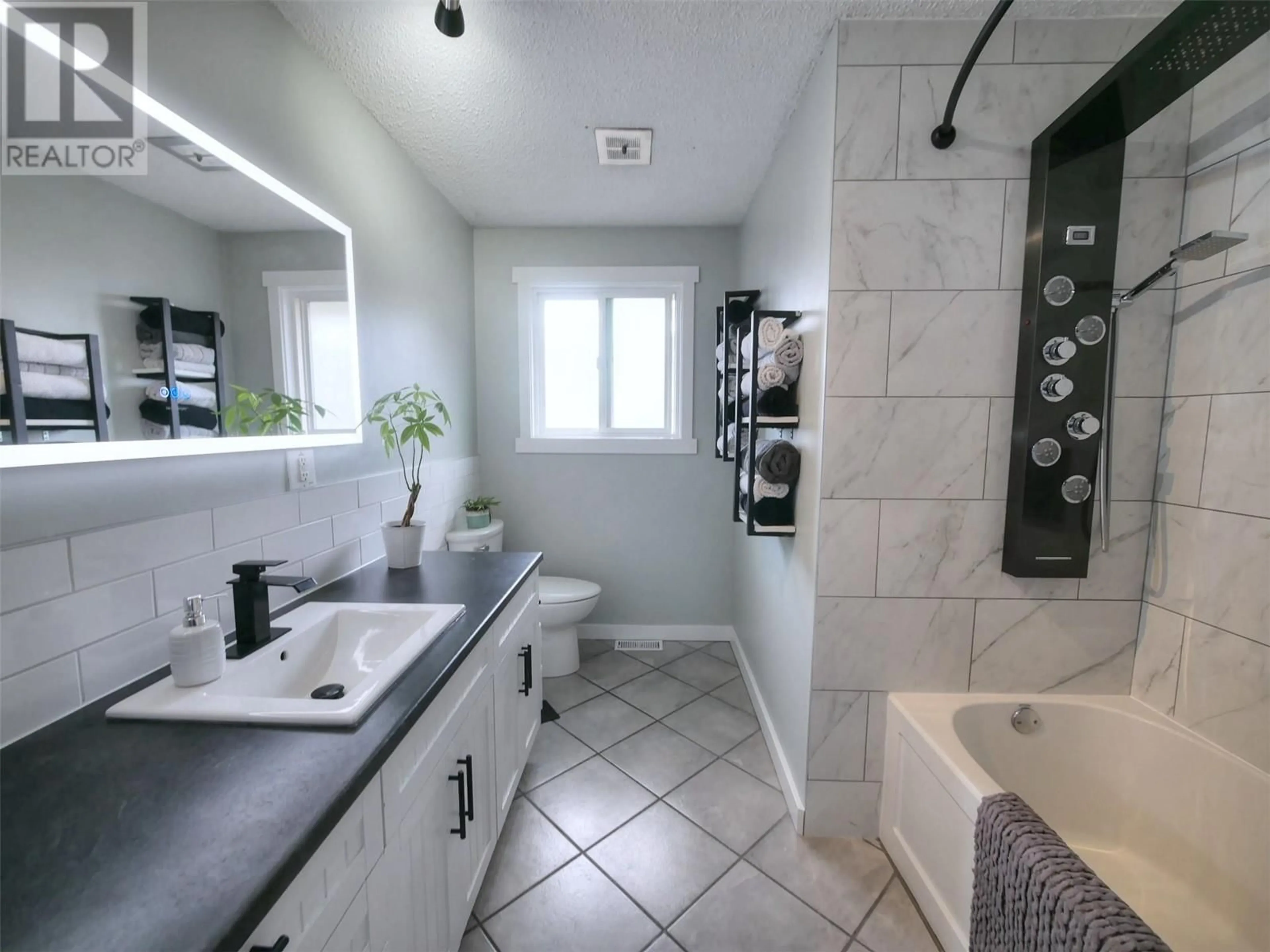 Contemporary bathroom, ceramic/tile floor for 21 DUNCAN AVENUE, Fruitvale British Columbia V0G1L0