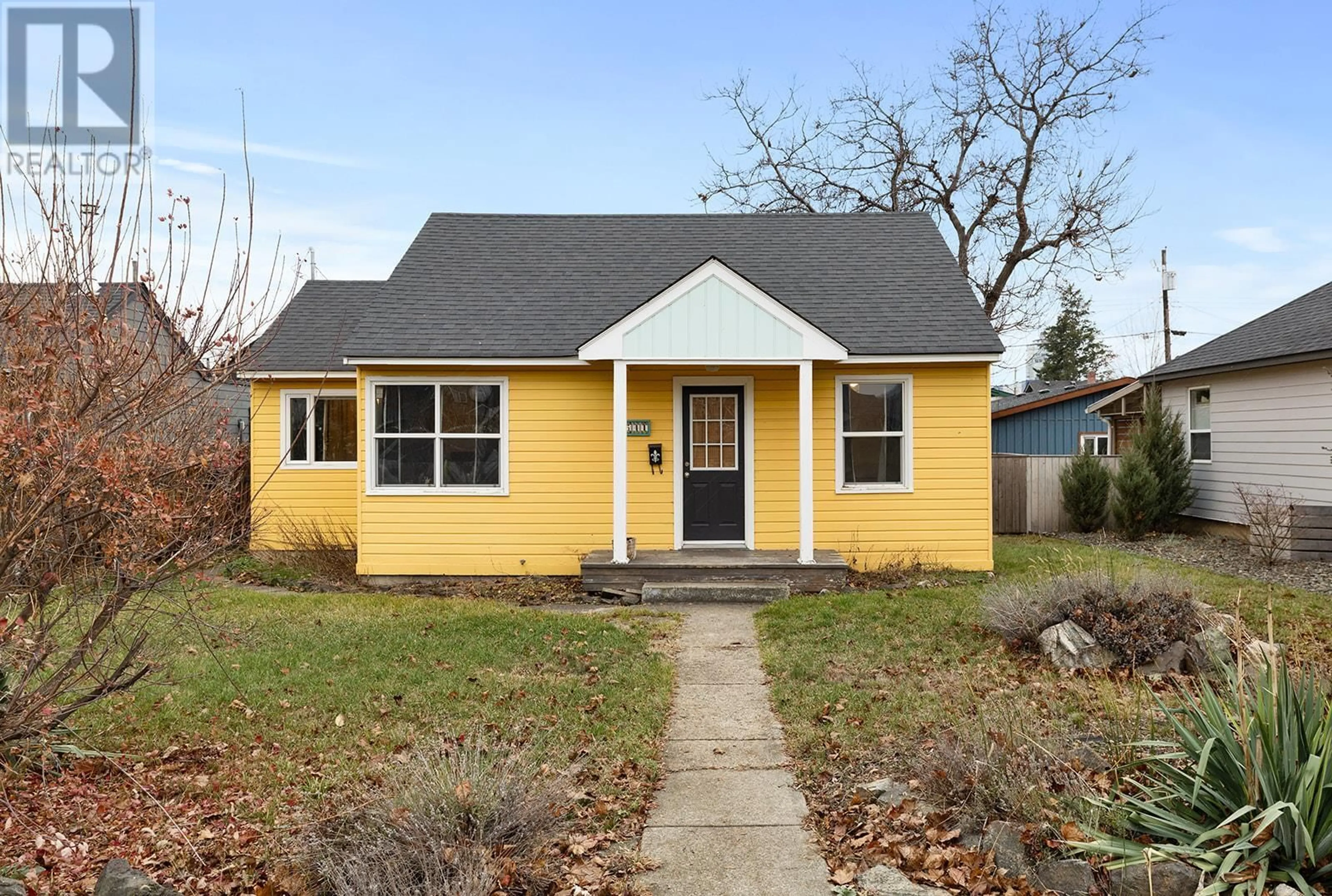Home with vinyl exterior material, street for 541 OKANAGAN BOULEVARD, Kelowna British Columbia V1Y7K9
