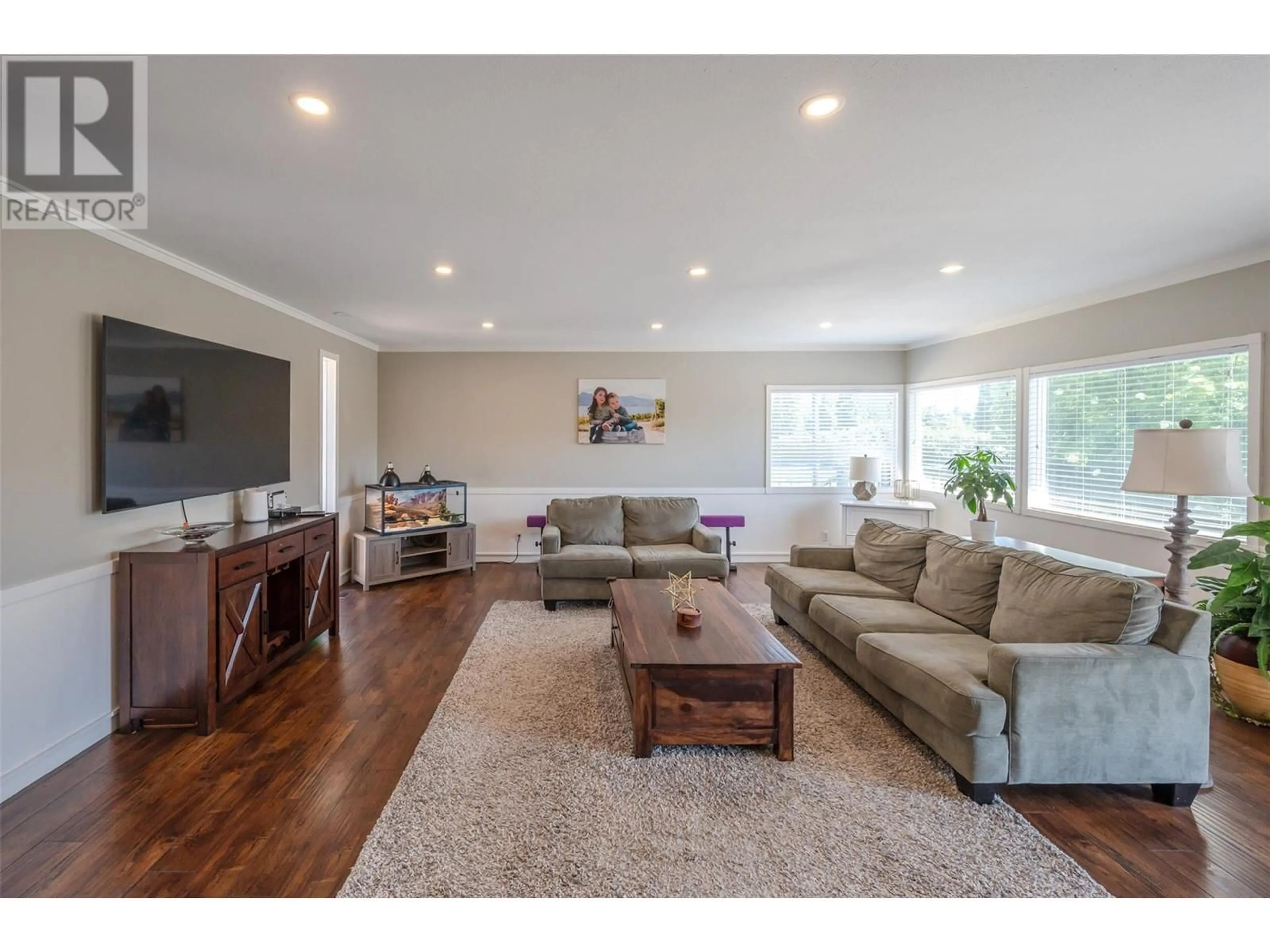 Living room with furniture, wood/laminate floor for 1107 PARK PLACE, Penticton British Columbia V2A8X9