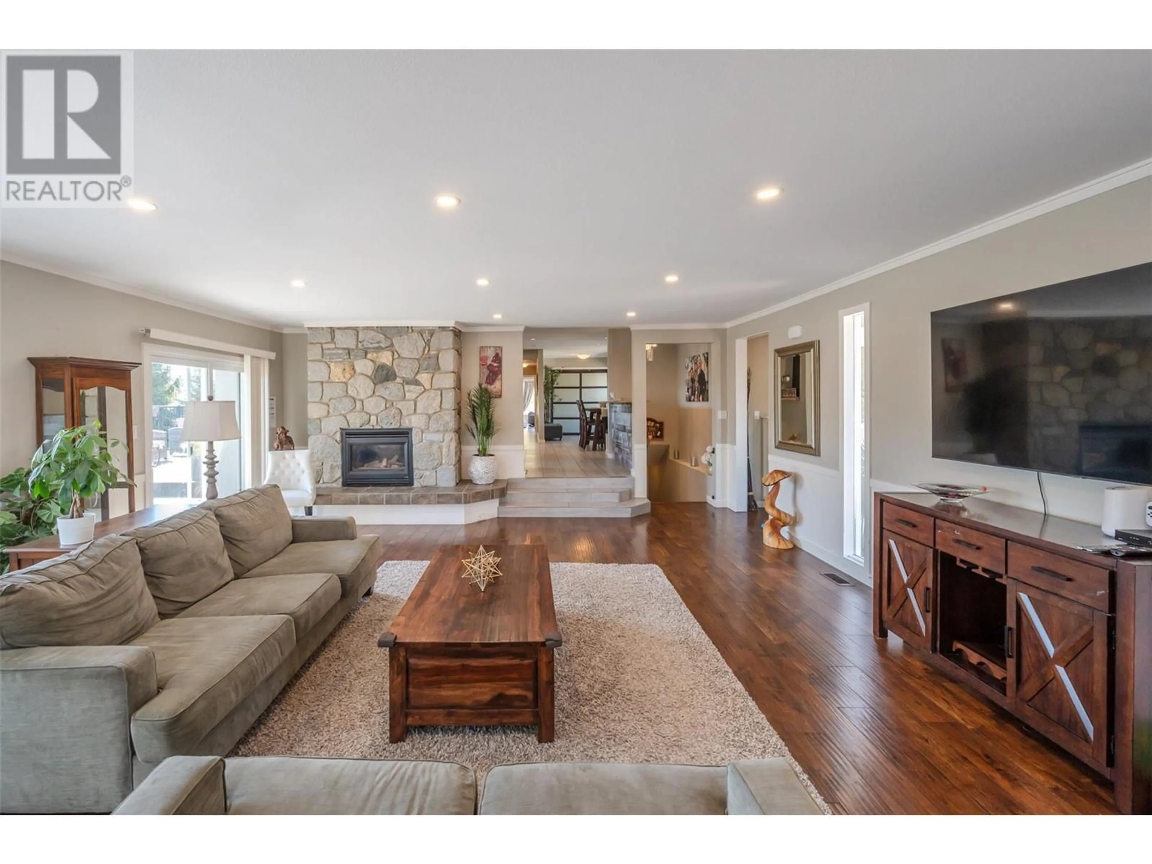 Living room with furniture, wood/laminate floor for 1107 PARK PLACE, Penticton British Columbia V2A8X9