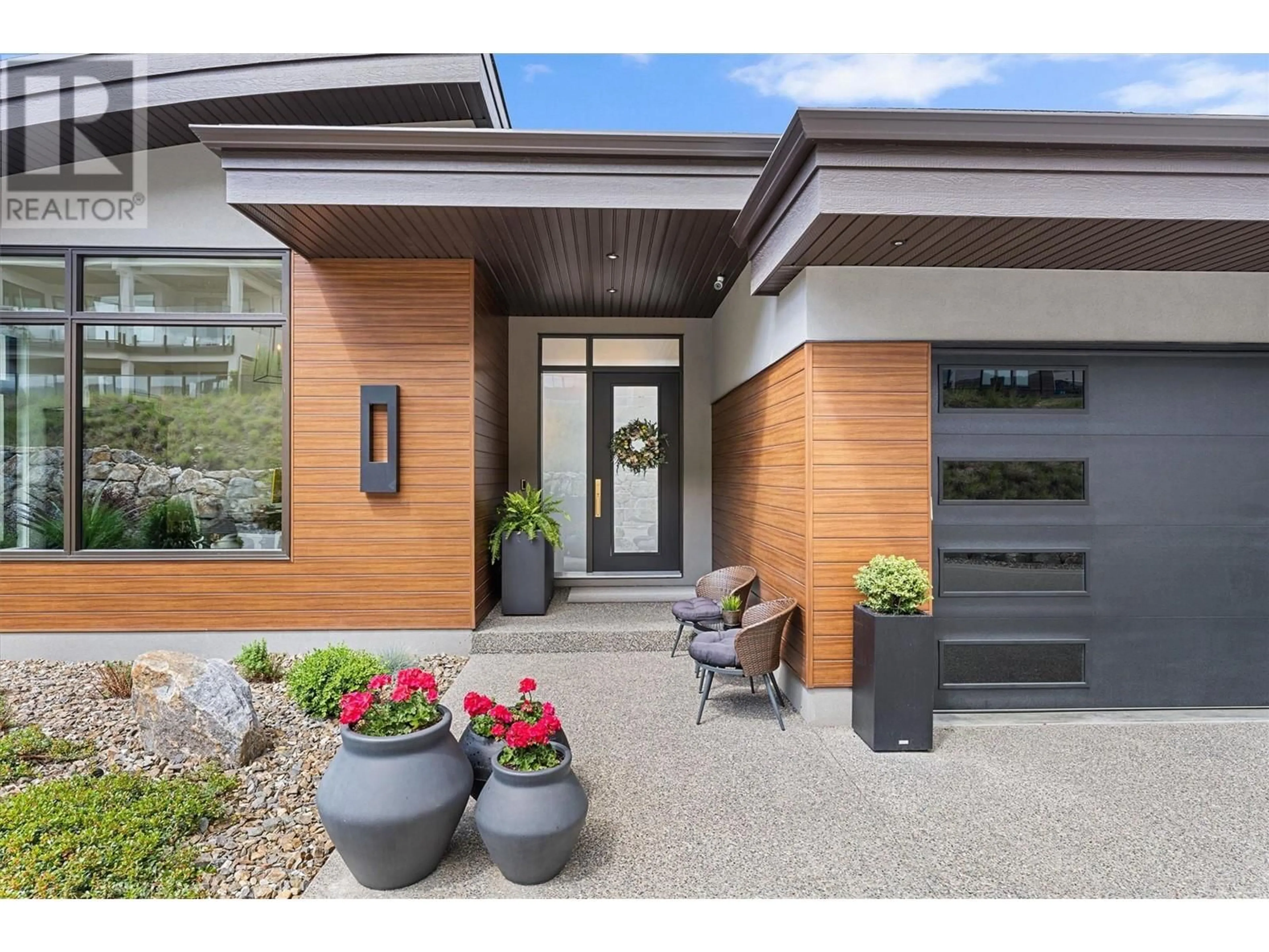 Indoor entryway for 544 CLIFTON LANE, Kelowna British Columbia V1V0B7