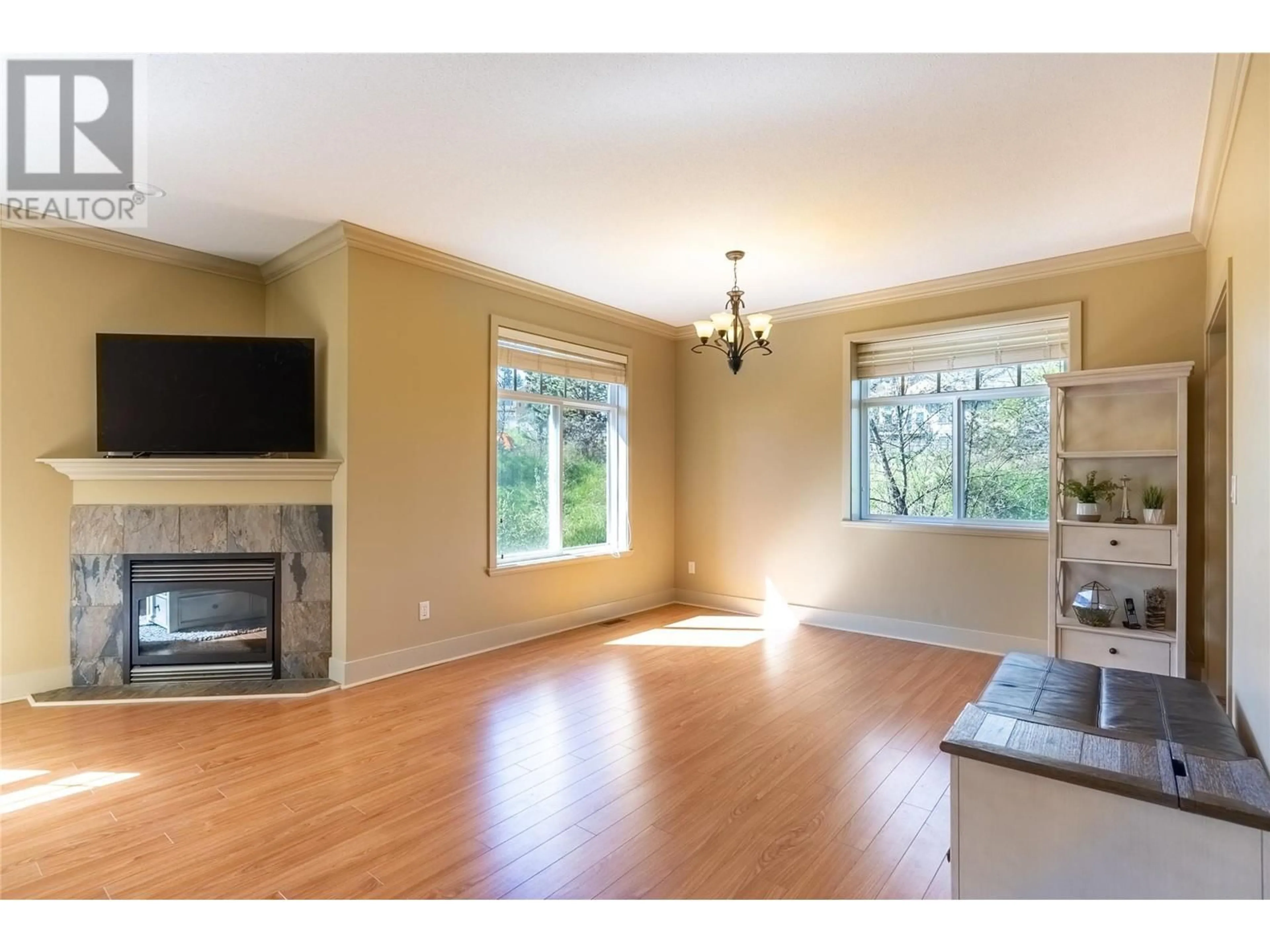 Living room with furniture, wood/laminate floor for 12 - 2046 ROBSON PLACE, Kamloops British Columbia V2E0A5