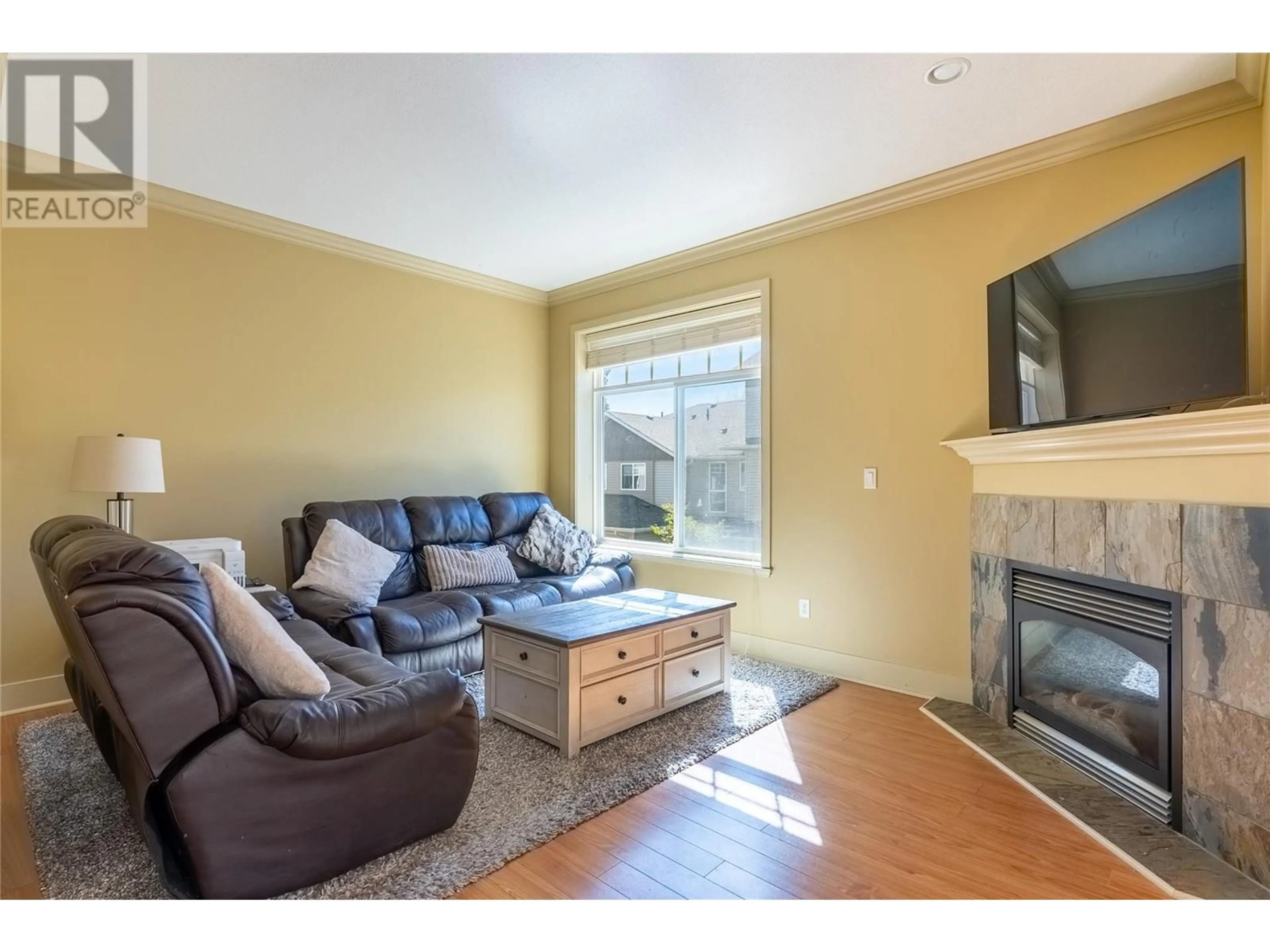 Living room with furniture, wood/laminate floor for 12 - 2046 ROBSON PLACE, Kamloops British Columbia V2E0A5