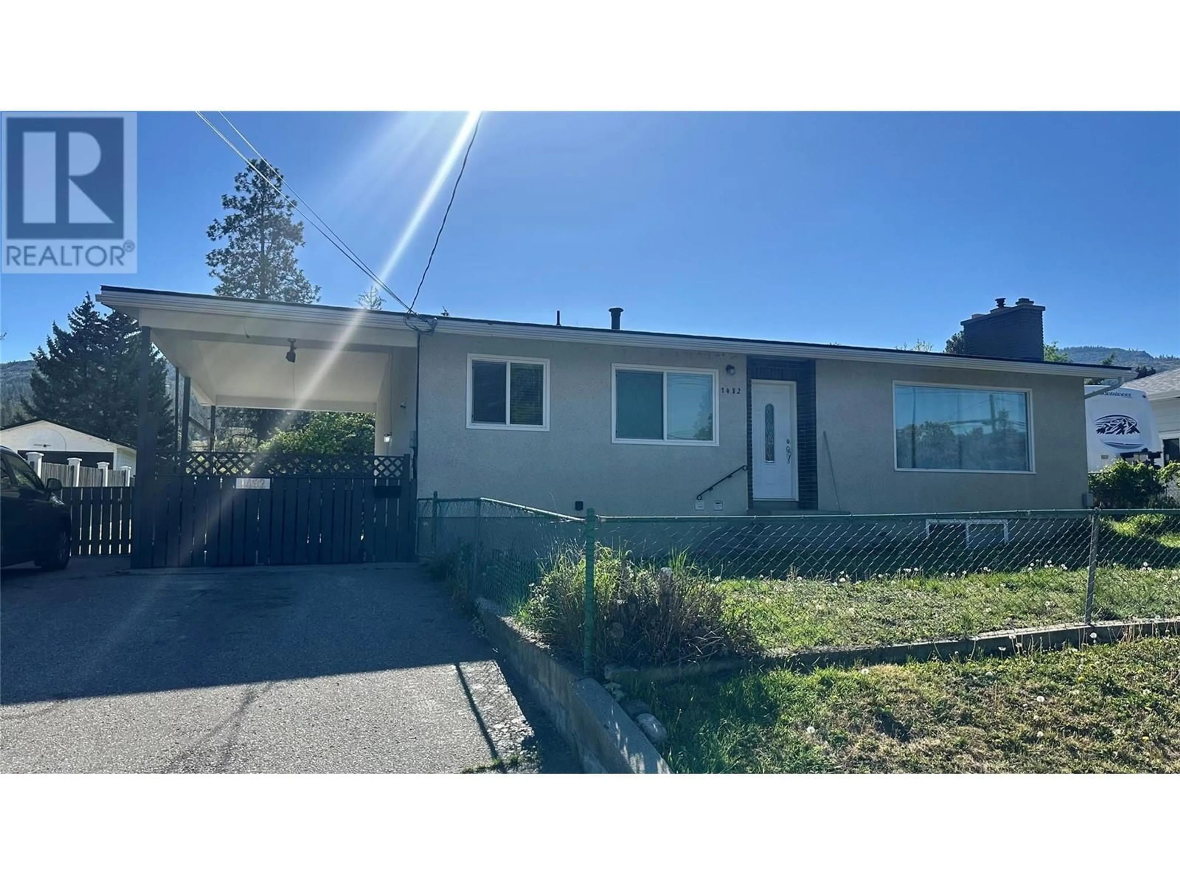 Home with vinyl exterior material, street for 1482 COLUMBIA STREET, Penticton British Columbia V2A3X8