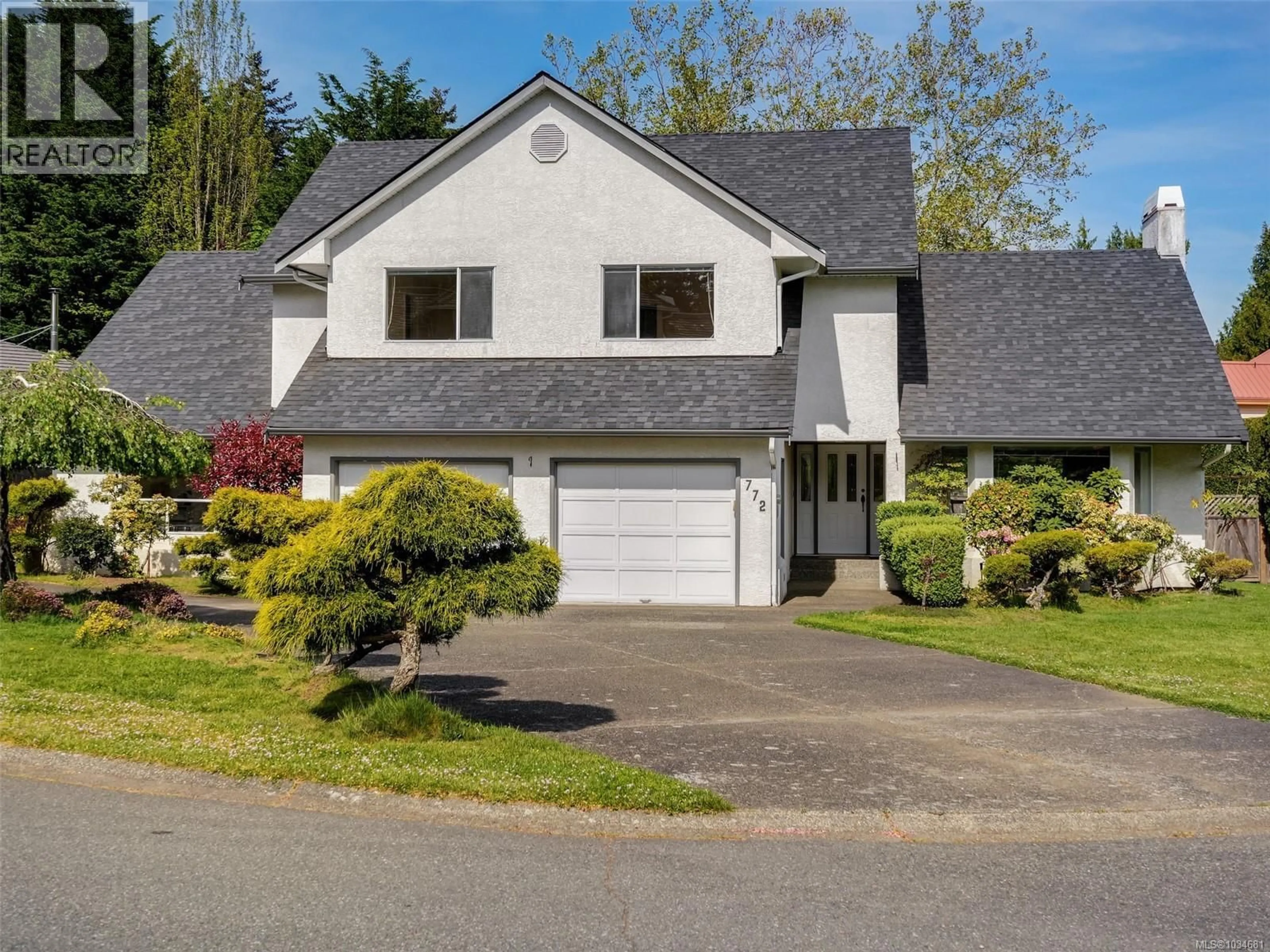 Home with vinyl exterior material, street for 772 WESLEY COURT, Saanich British Columbia V8Y3E6