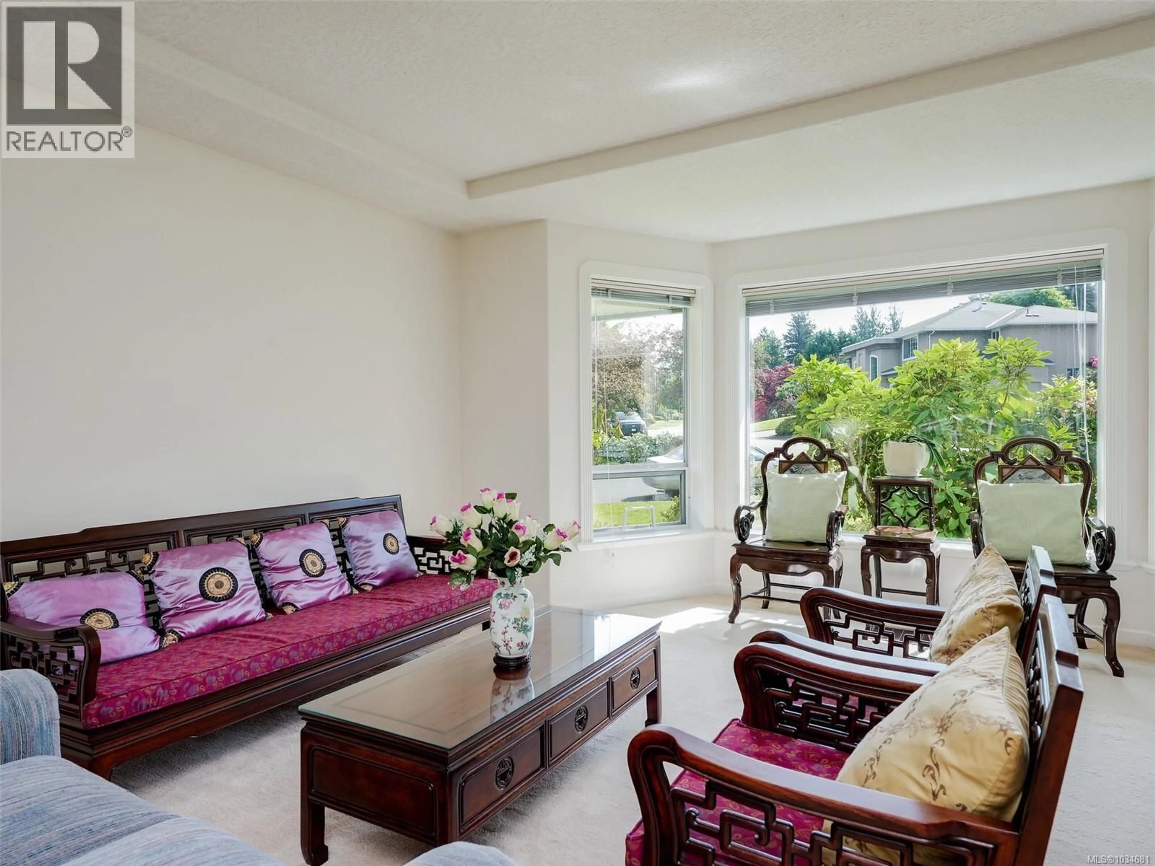 Living room with furniture, unknown for 772 WESLEY COURT, Saanich British Columbia V8Y3E6