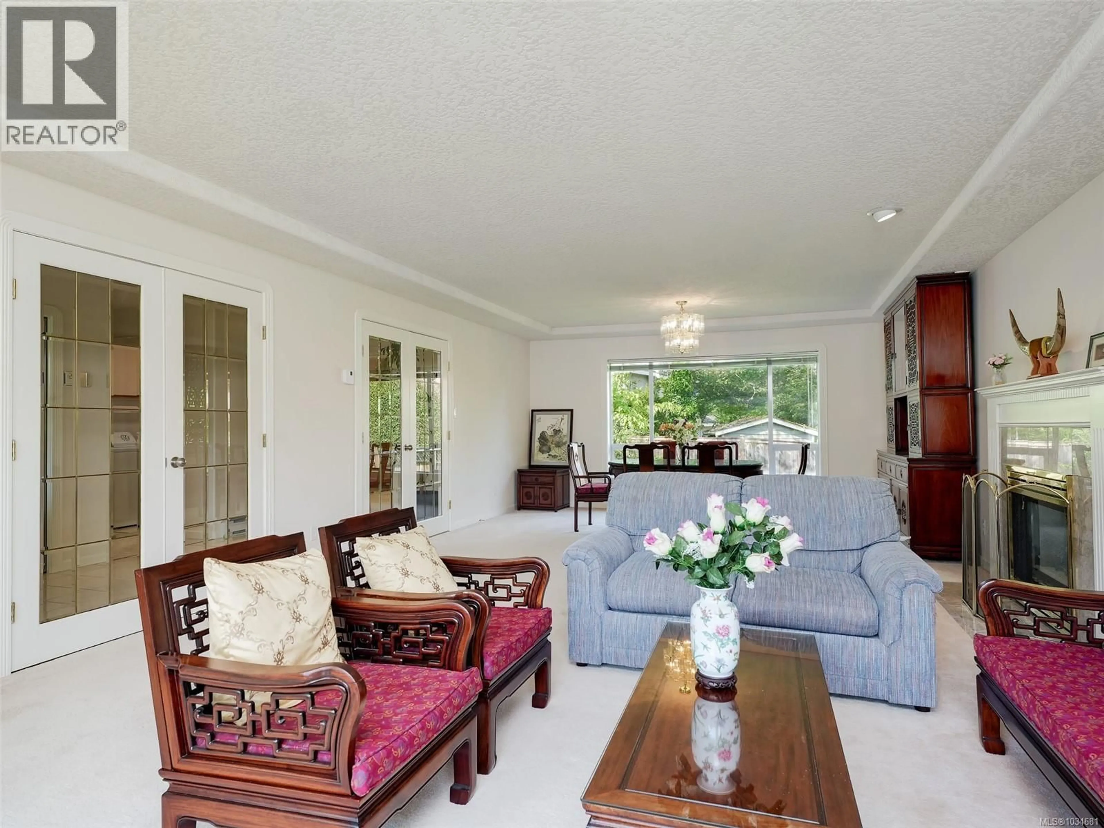 Living room with furniture, unknown for 772 WESLEY COURT, Saanich British Columbia V8Y3E6