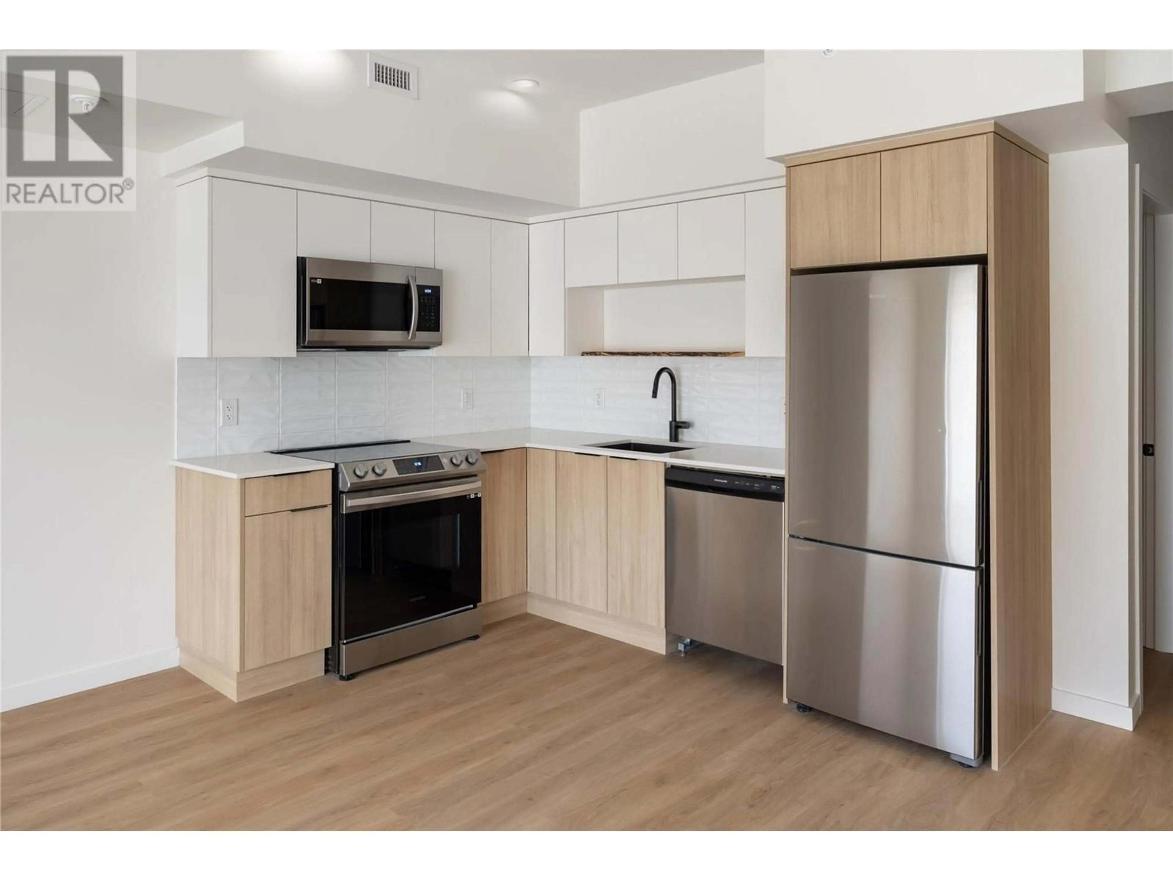Standard kitchen, wood/laminate floor for 615 - 604 CAWSTON AVENUE, Kelowna British Columbia V1Y6Z4