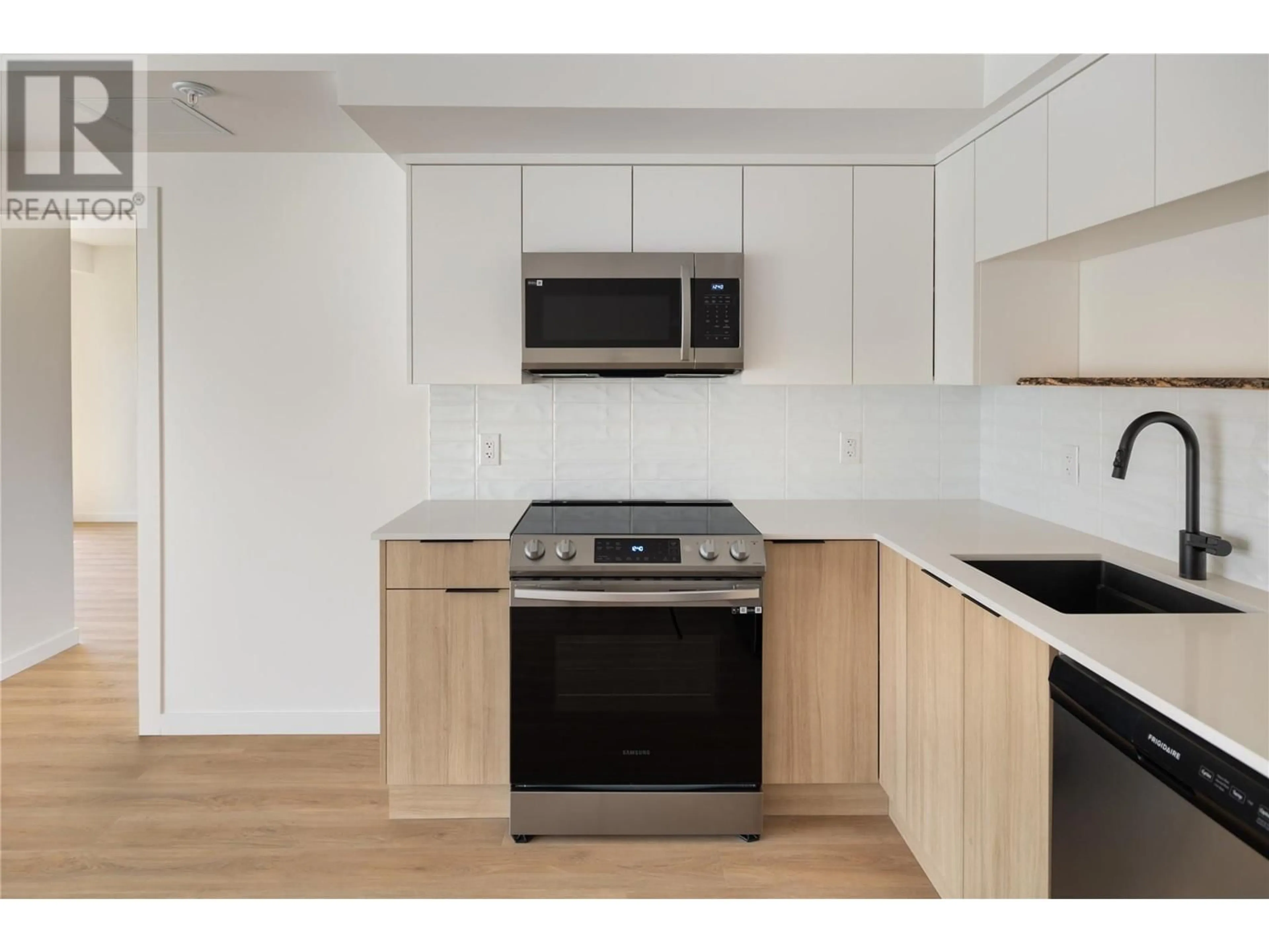 Standard kitchen, wood/laminate floor for 615 - 604 CAWSTON AVENUE, Kelowna British Columbia V1Y6Z4