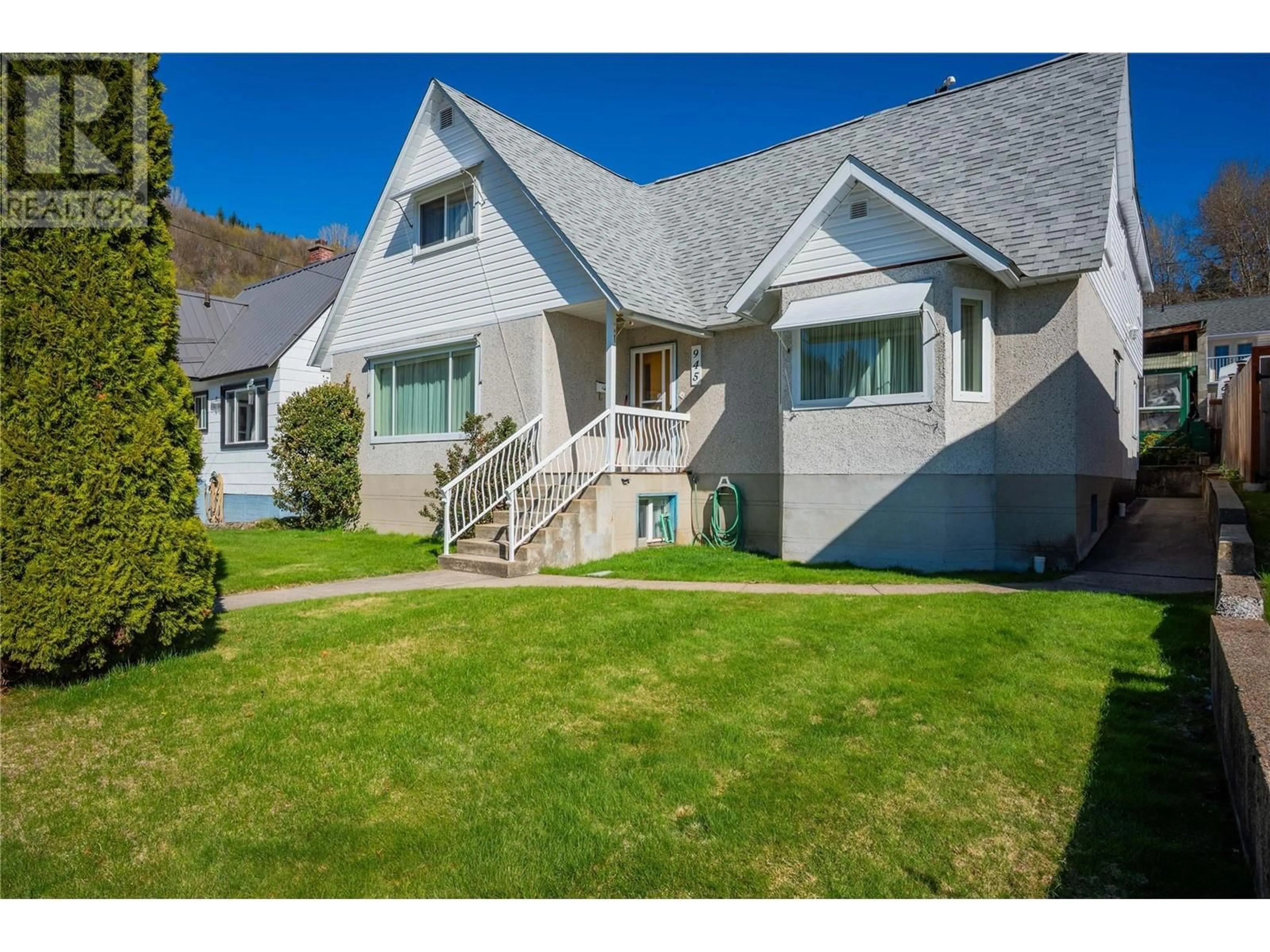 Home with vinyl exterior material, street for 945 THACKERAY STREET, Warfield British Columbia V1R2C3